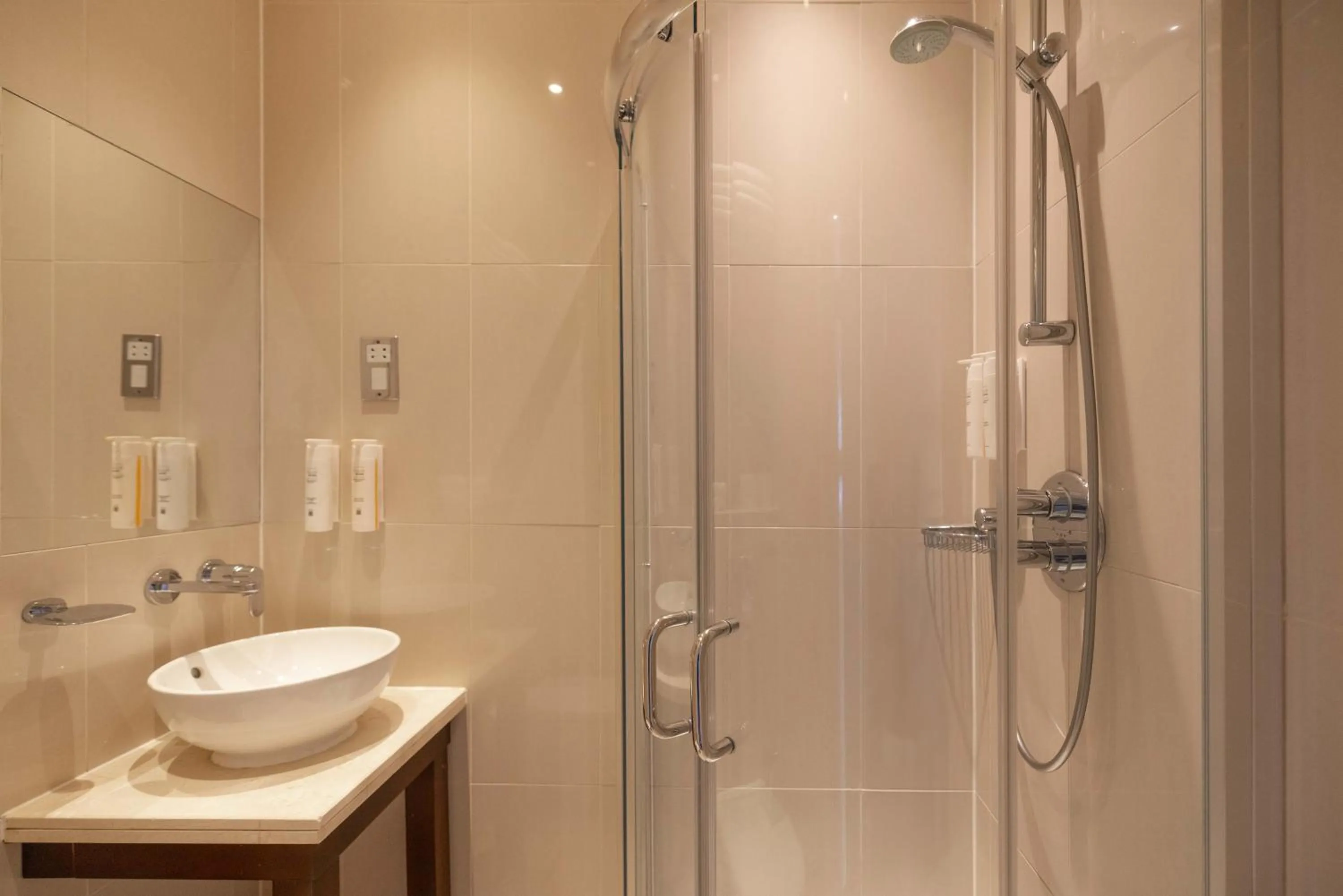 Shower in Park Grand Hyde Park