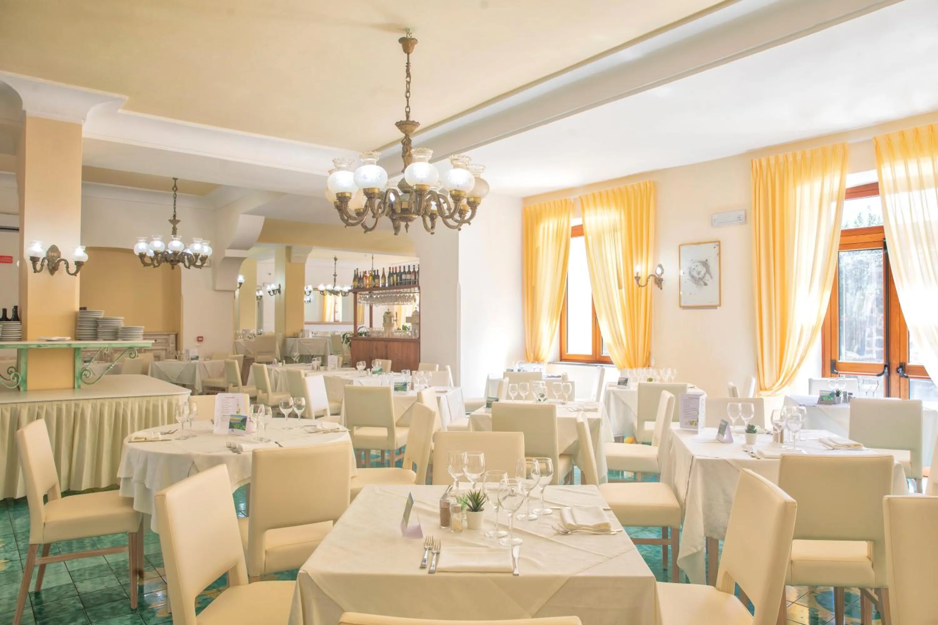 Restaurant/places to eat in Hotel Zaro