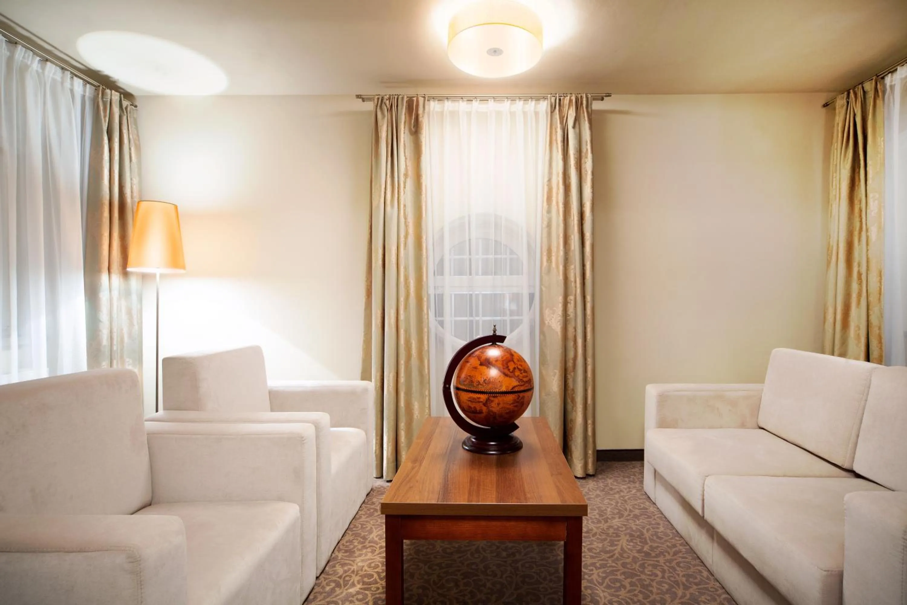 Seating area in Hotel Miodowy Młyn