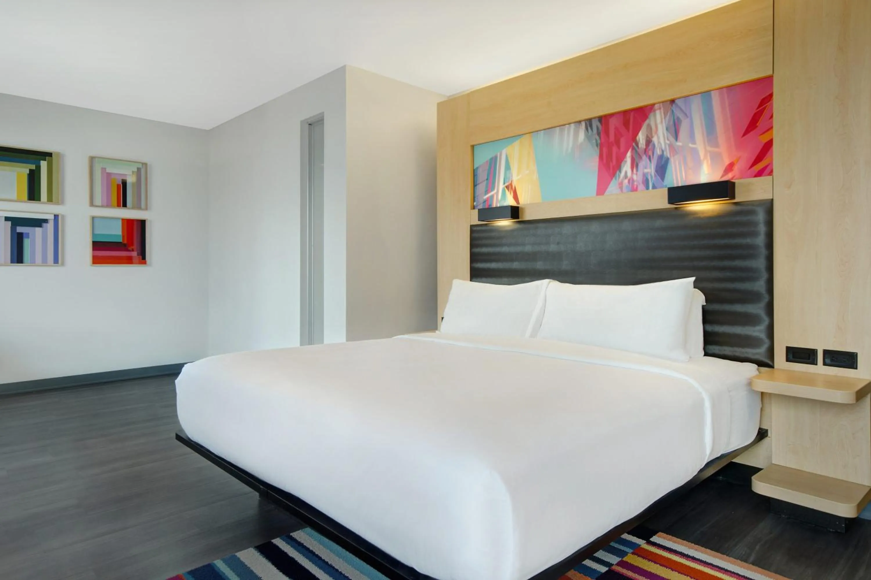 Bed in Aloft Oklahoma City Downtown – Bricktown