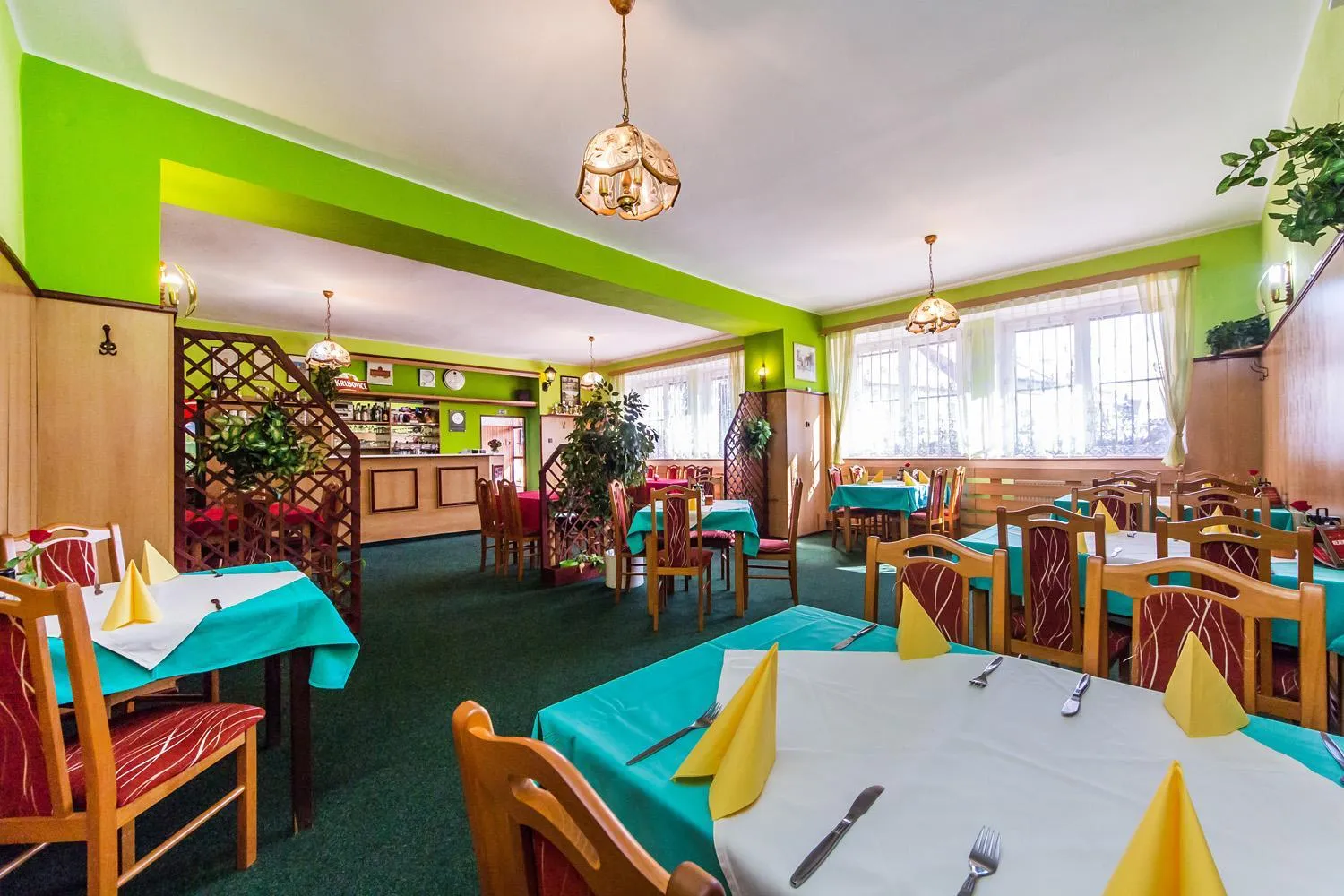 Restaurant/places to eat in Hotel & Motorest V Údolí Zlatého potoka