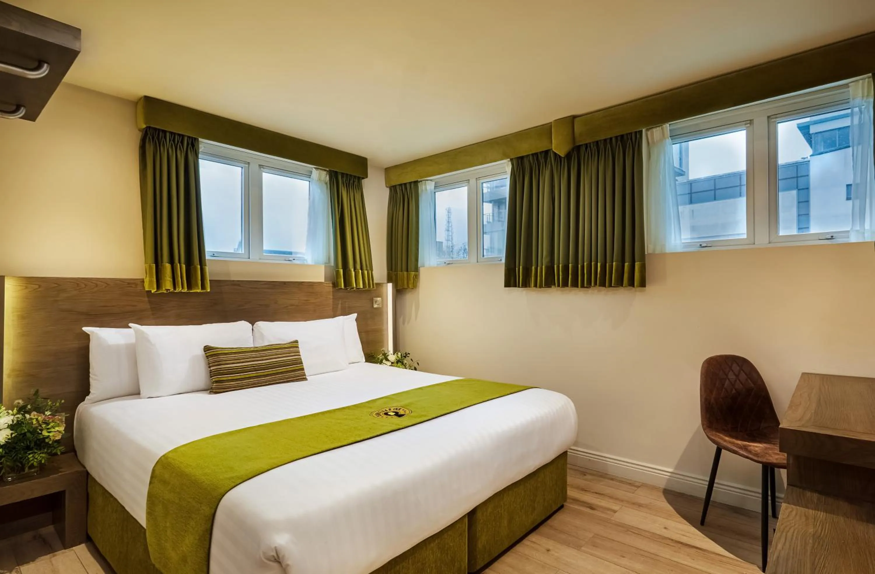 Photo of the whole room, Bed in Temple Bar Inn