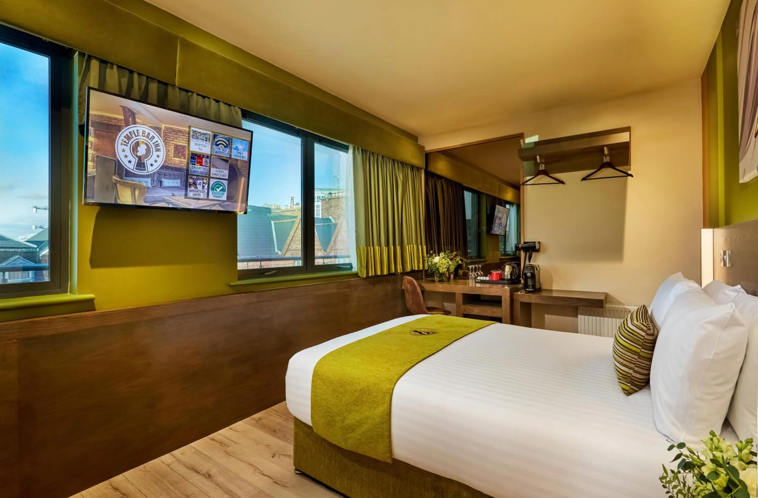 Photo of the whole room, Bed in Temple Bar Inn