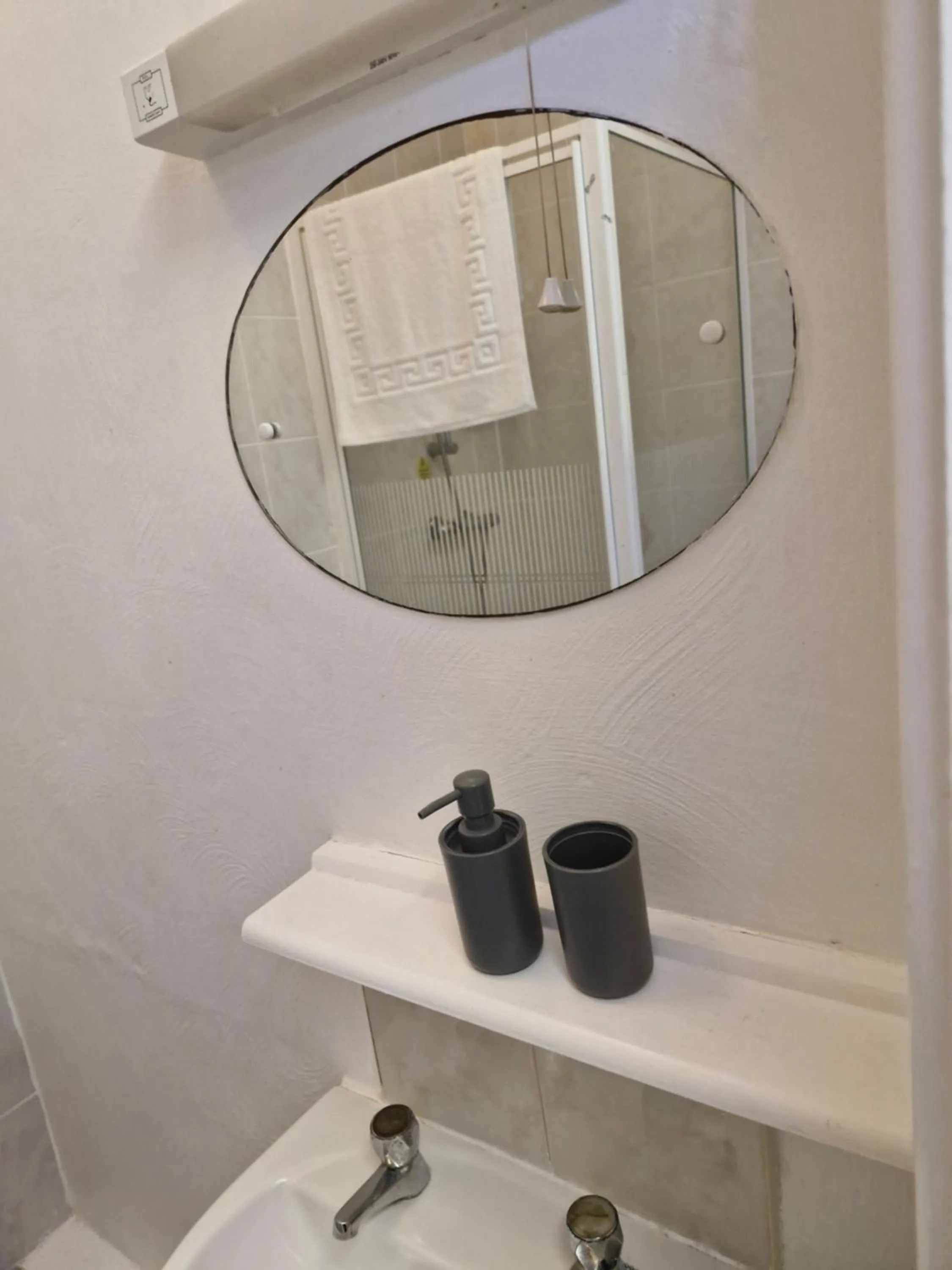 Bathroom in Rocklea Hotel