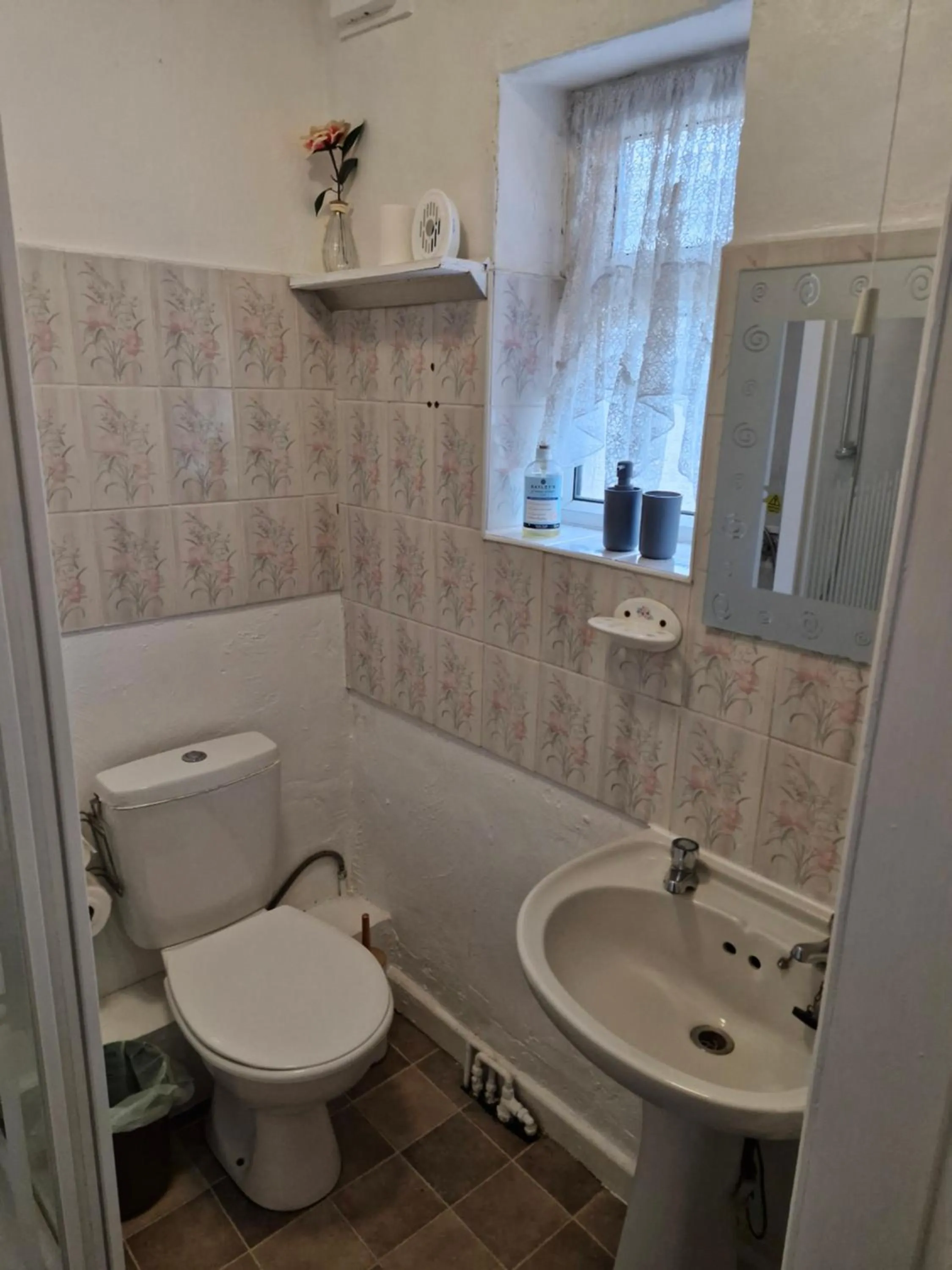 Shower in Rocklea Hotel