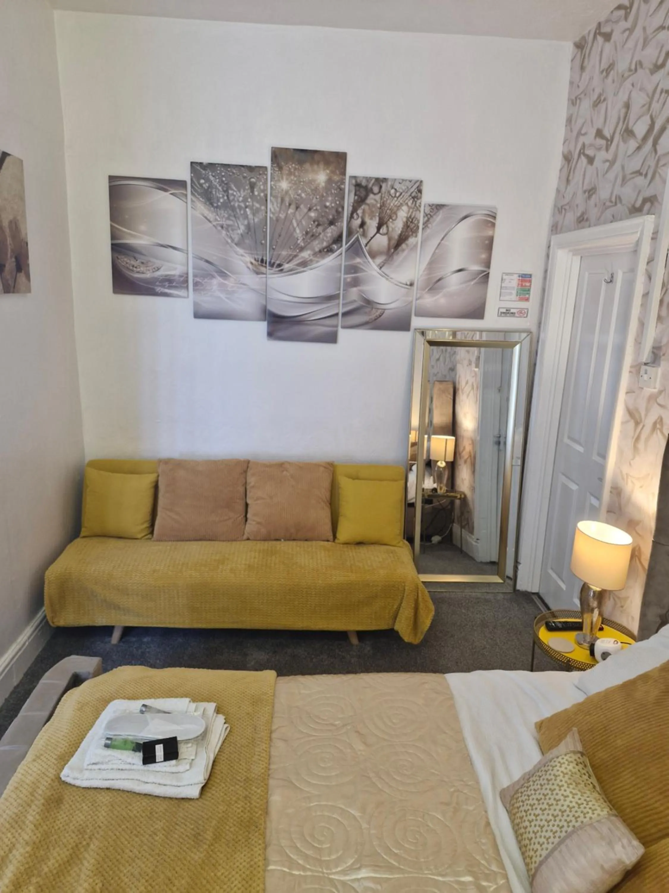 Seating area, Bed in Rocklea Hotel