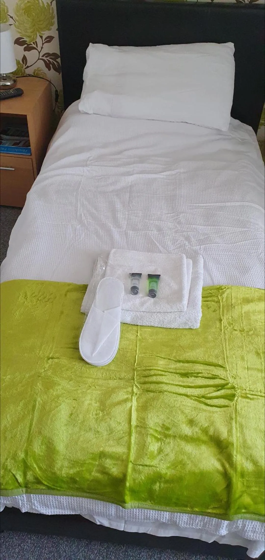 towels, Bed in Rocklea Hotel