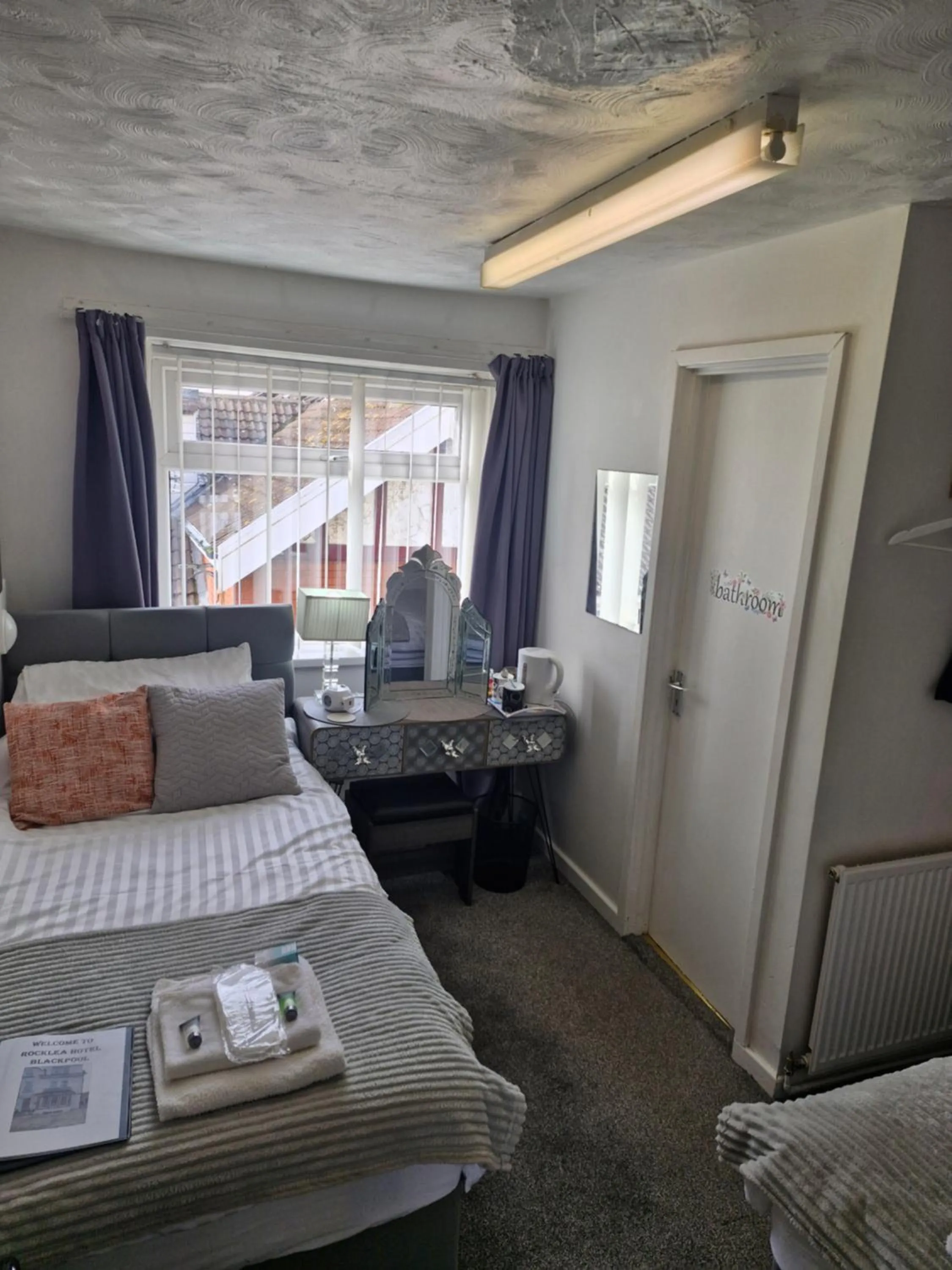 Bedroom, Bed in Rocklea Hotel