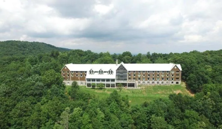 Facade/entrance in Amicalola Falls State Park and Lodge