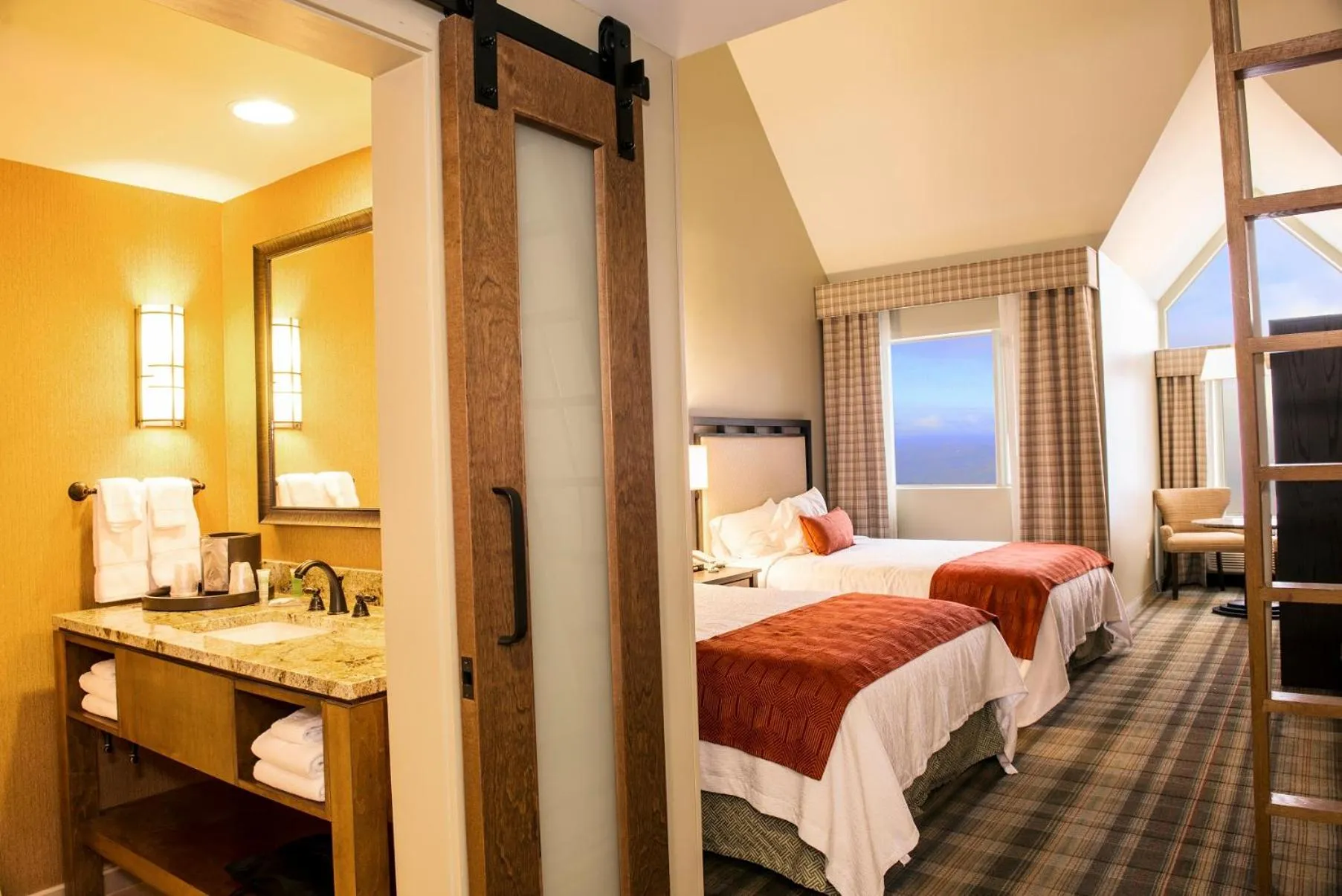 Bed in Amicalola Falls State Park and Lodge