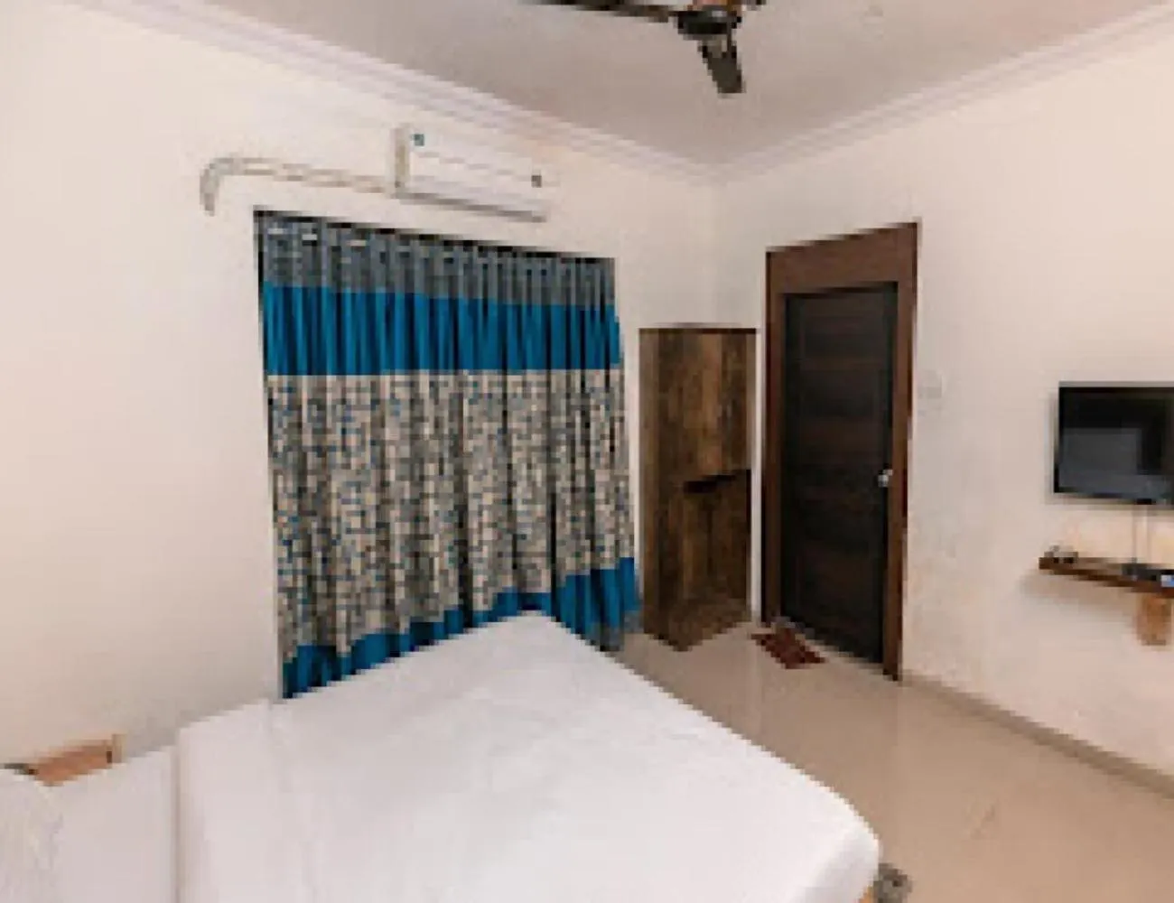 TV and multimedia, TV/Entertainment Center in Orange Inn Hotel