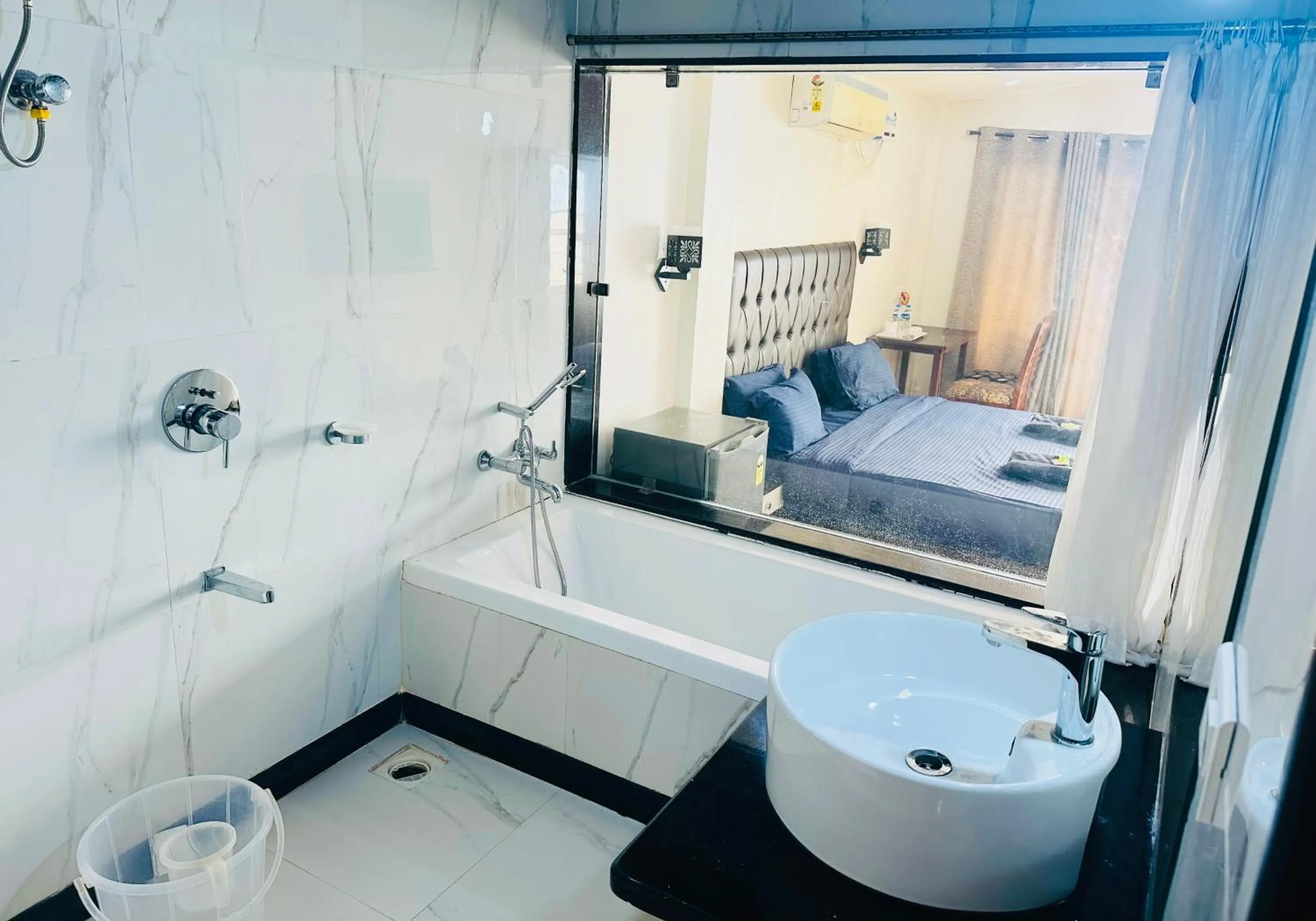 Bathroom, Bed in Swati