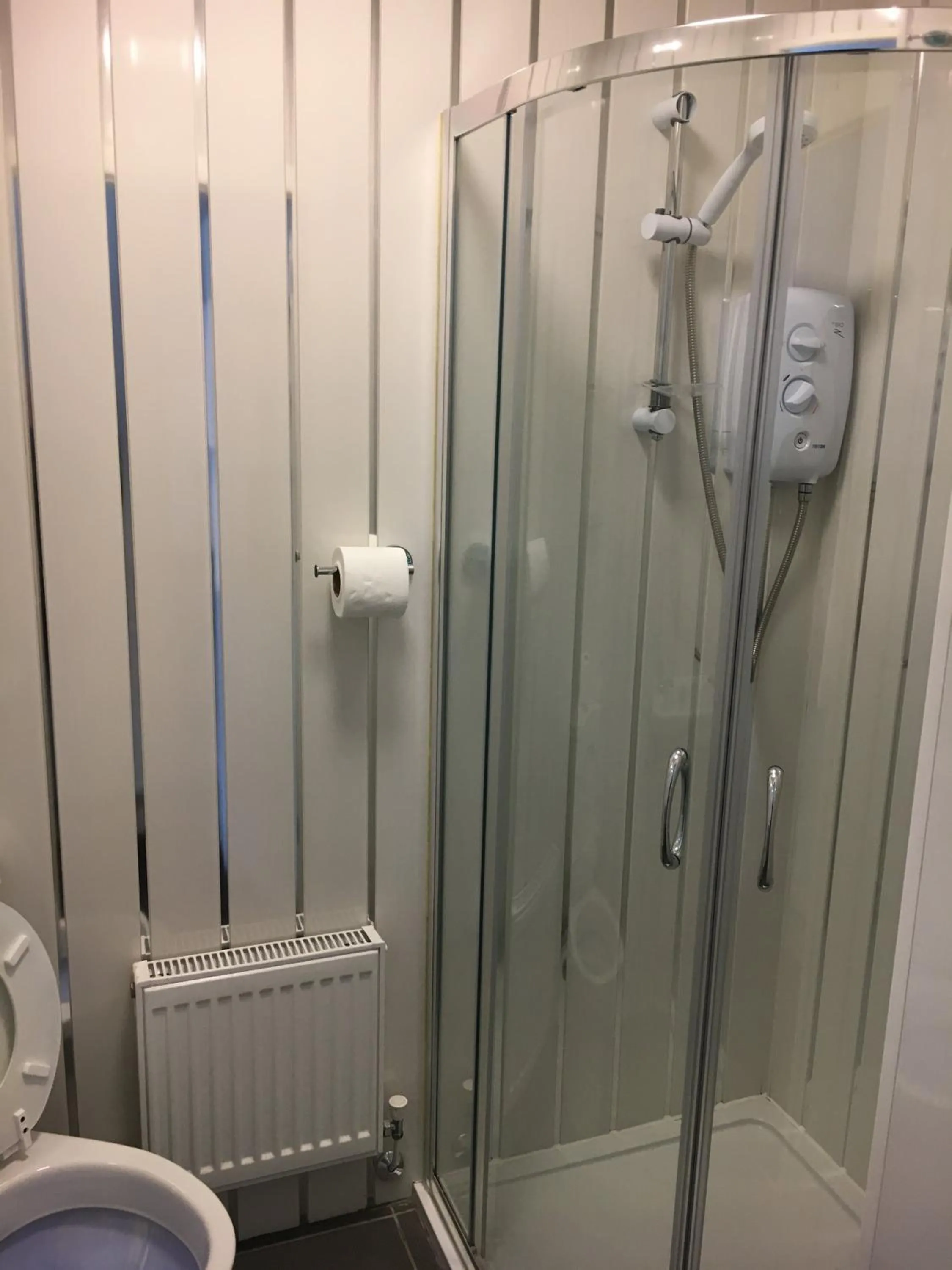 Bathroom in Ardern Hotel