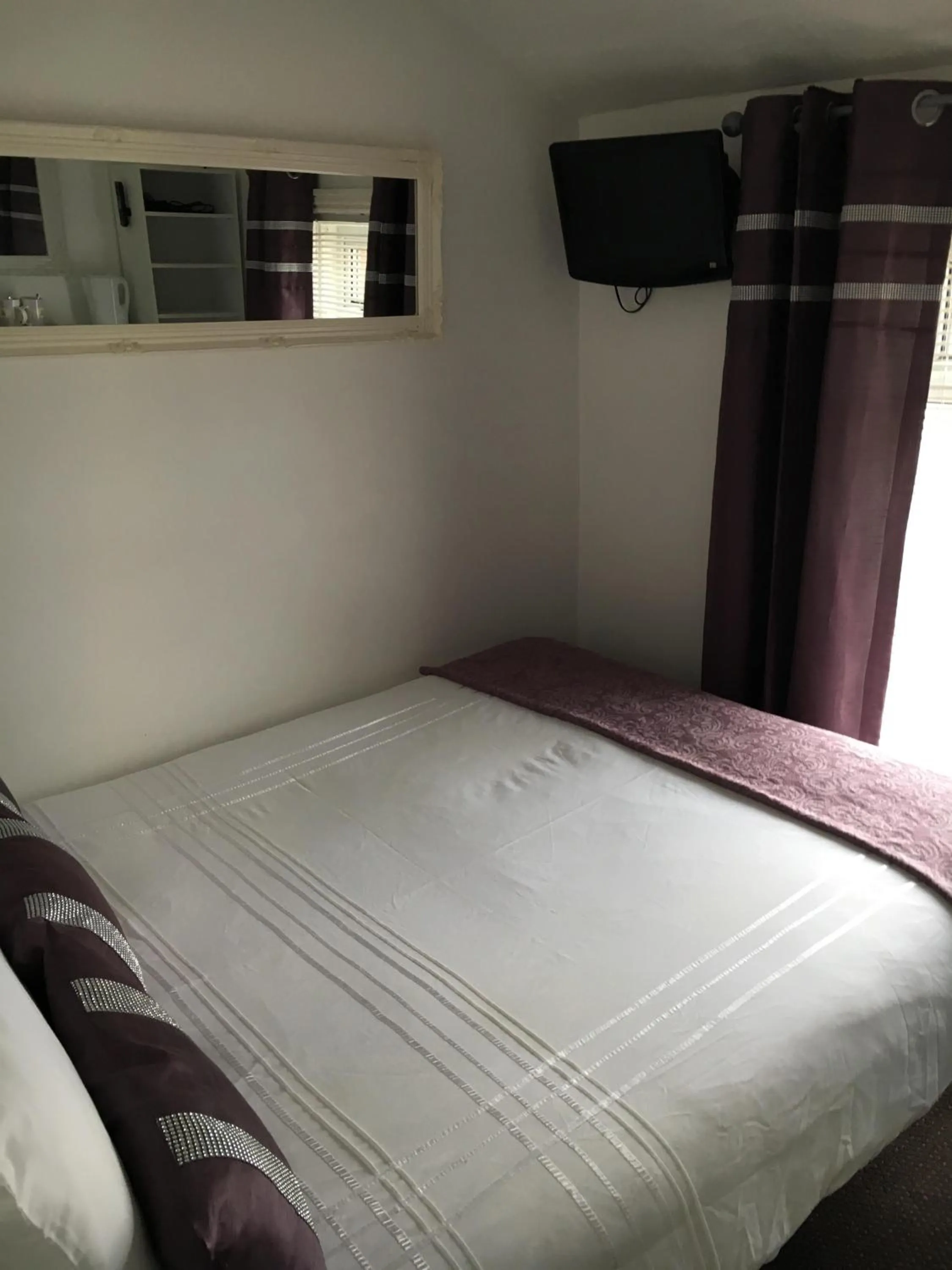 Property building, Bed in Ardern Hotel