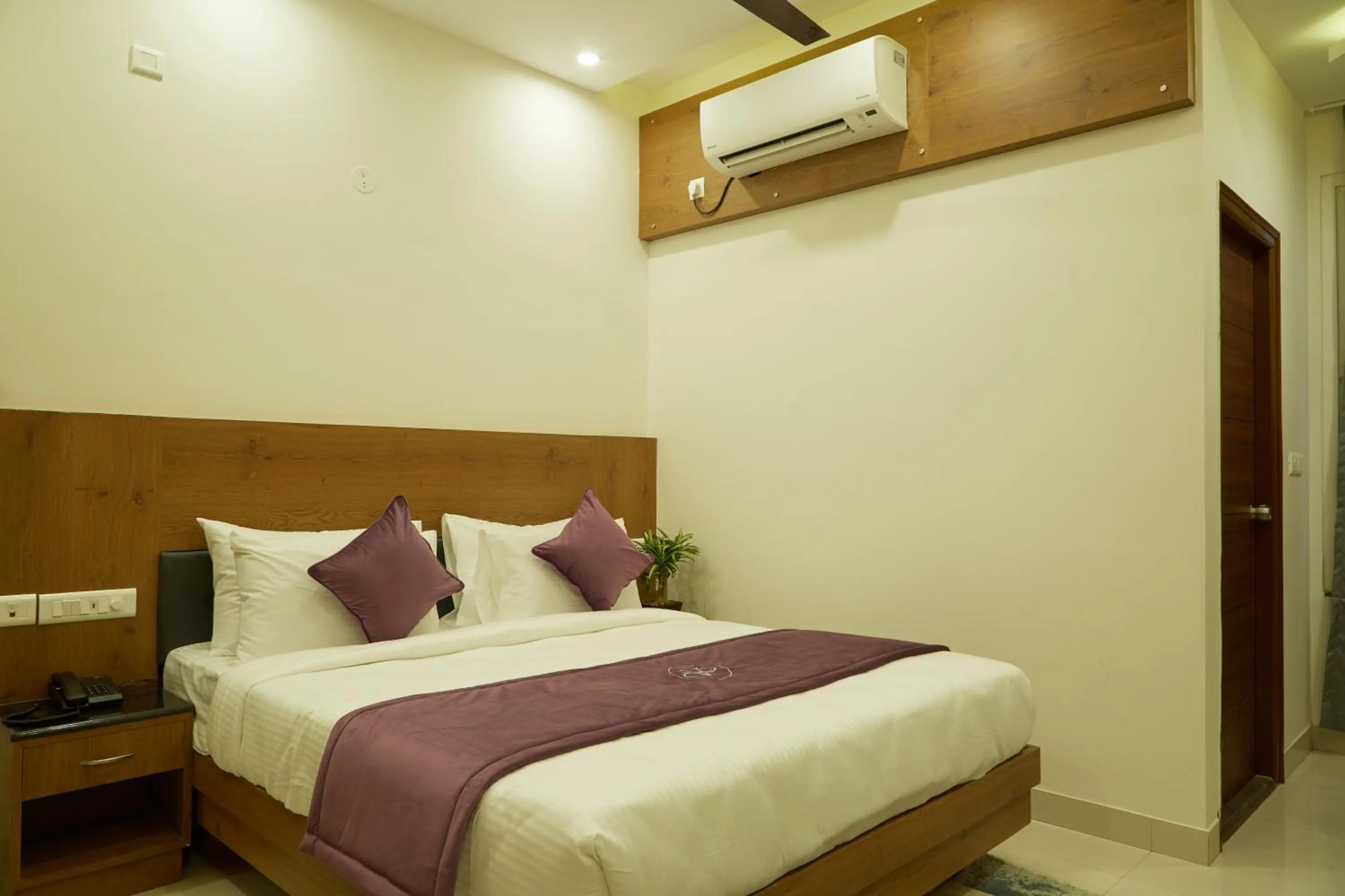 Bed in VOVO PREMIER HOTEL