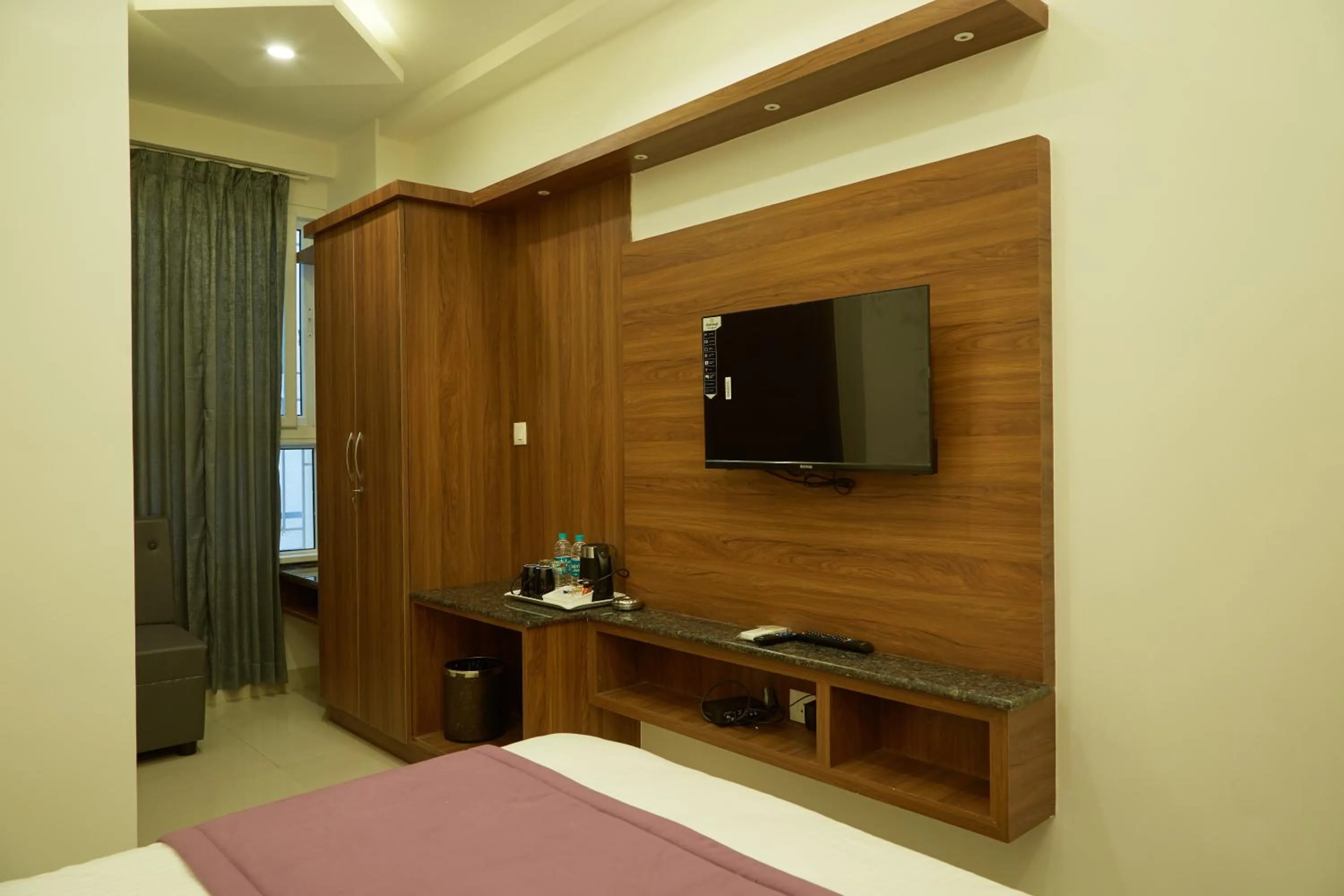 Communal lounge/ TV room, Bed in VOVO PREMIER HOTEL