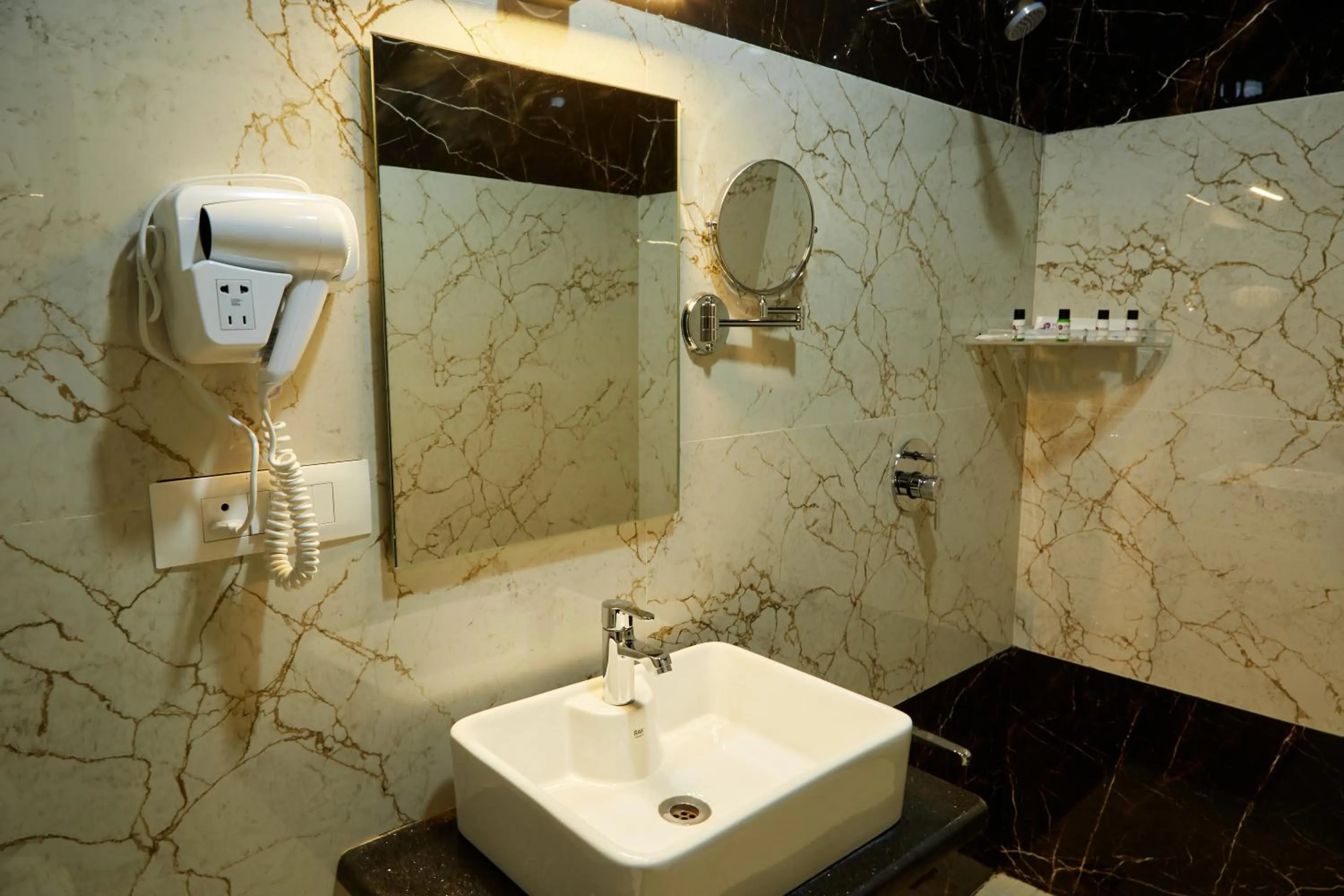 Shower in VOVO PREMIER HOTEL