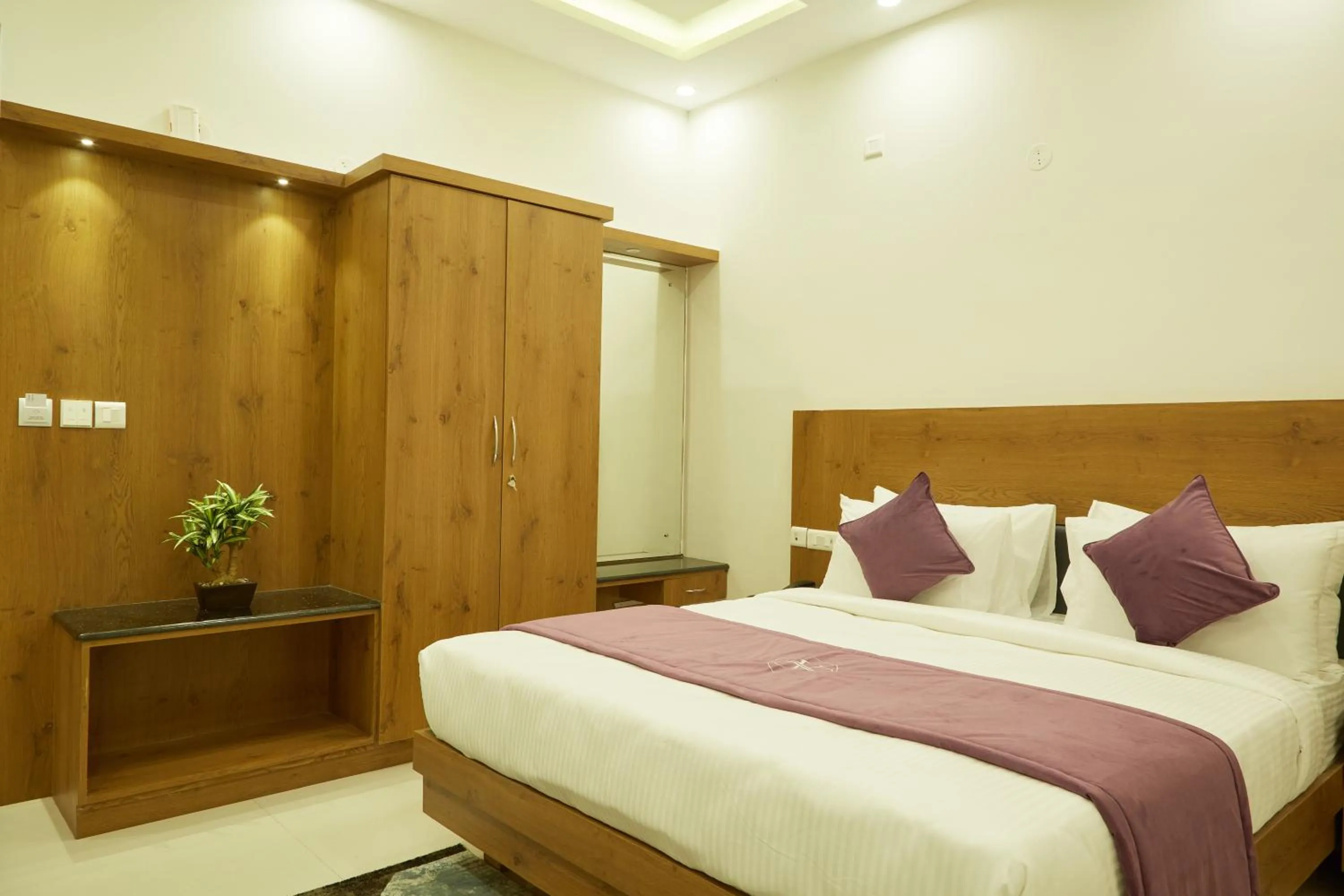 View (from property/room), Bed in VOVO PREMIER HOTEL