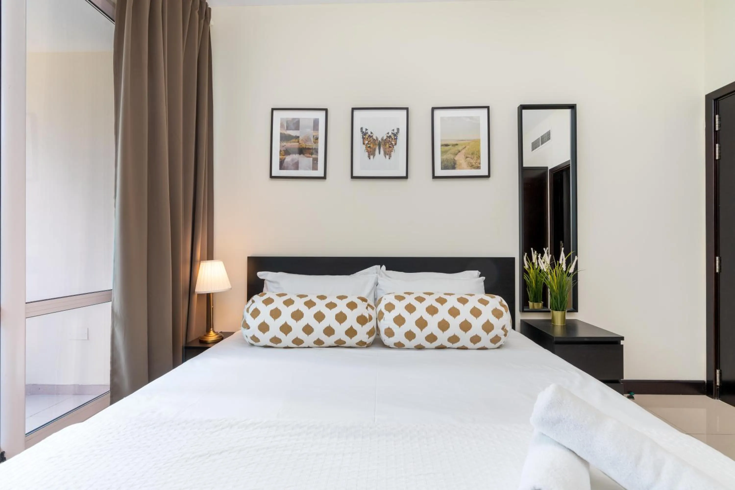 Bedroom, Bed in White Sage - Gorgeous Apartment in JLT Near the Metro Station