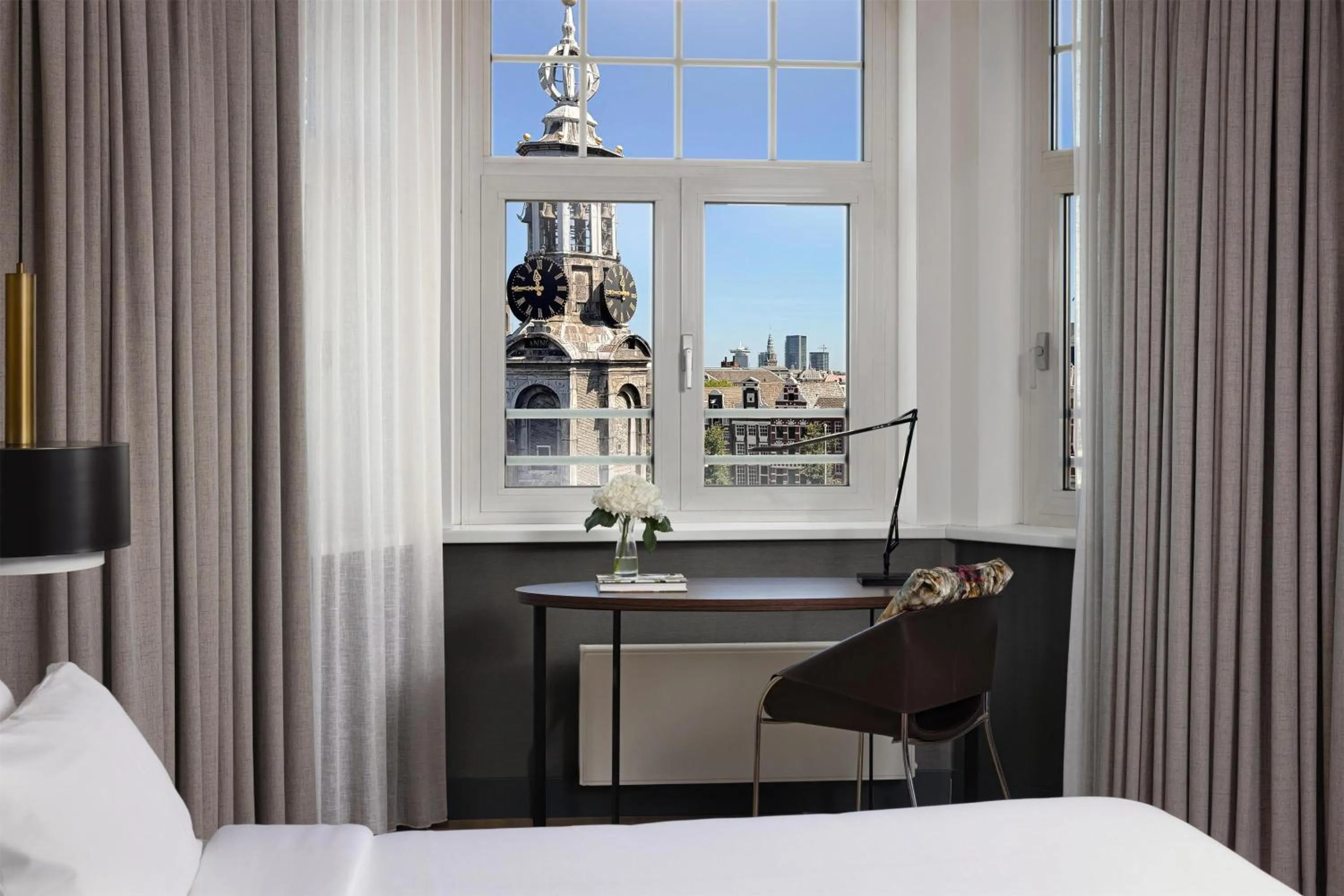 Photo of the whole room, Bed in NH Collection Amsterdam Flower Market