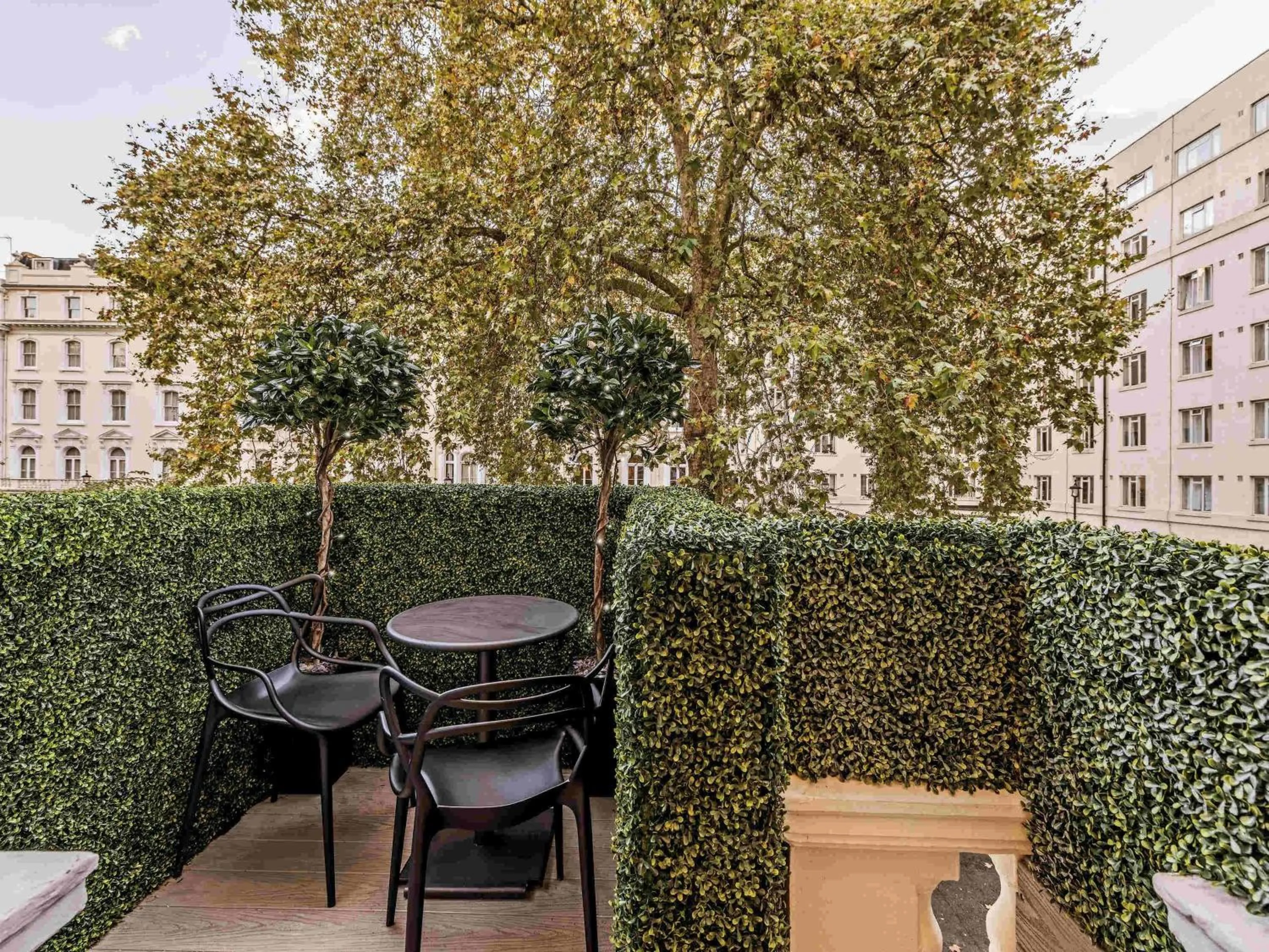 Photo of the whole room in Mercure London Hyde Park Hotel