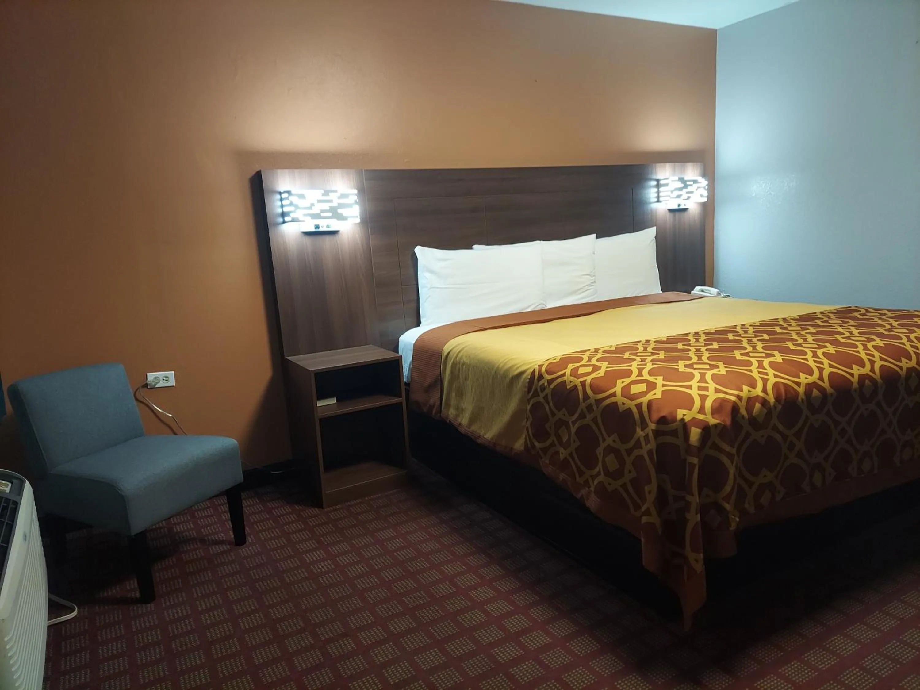 Bedroom, Bed in Economy Inn