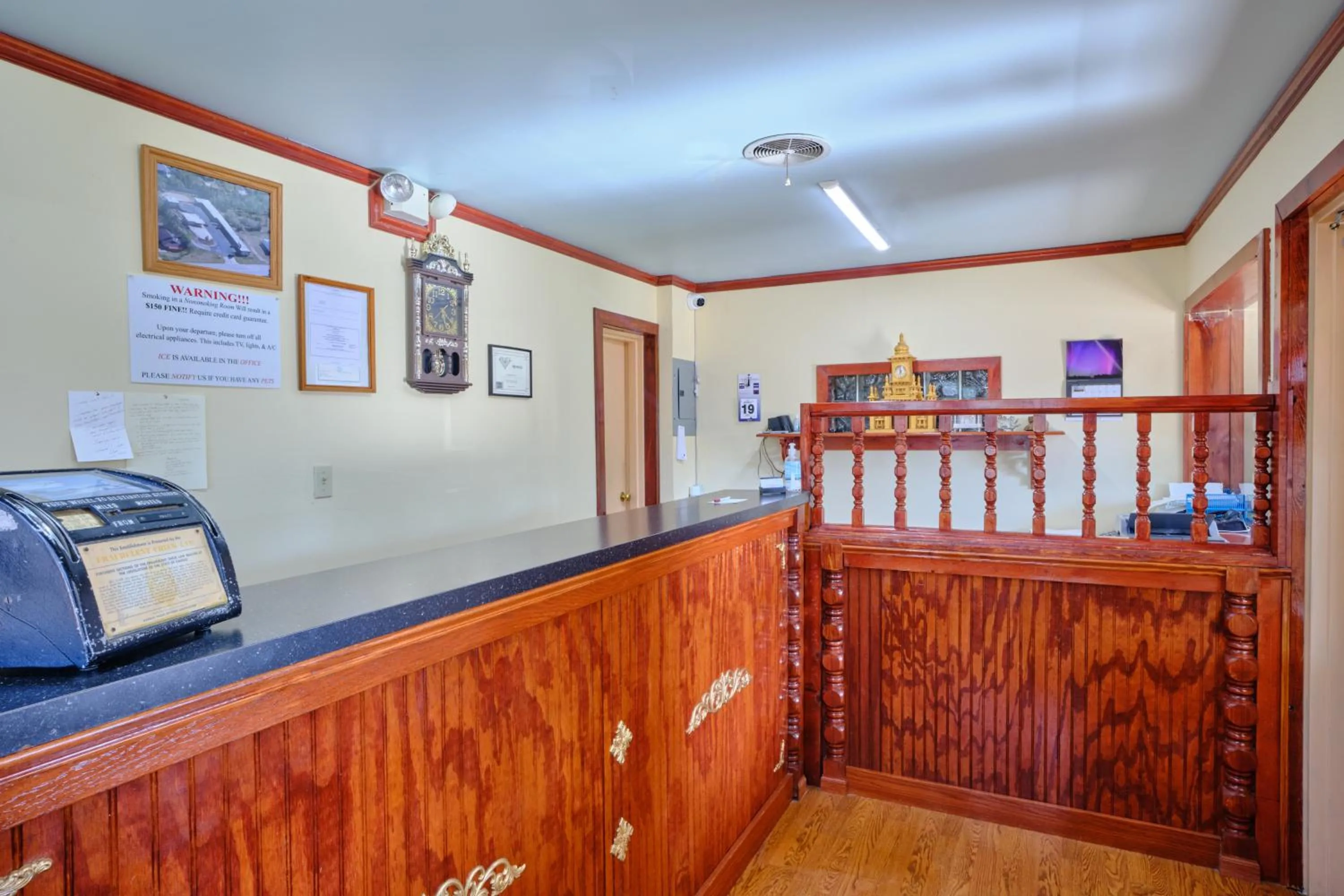 Lobby or reception, Bed in Economy Inn