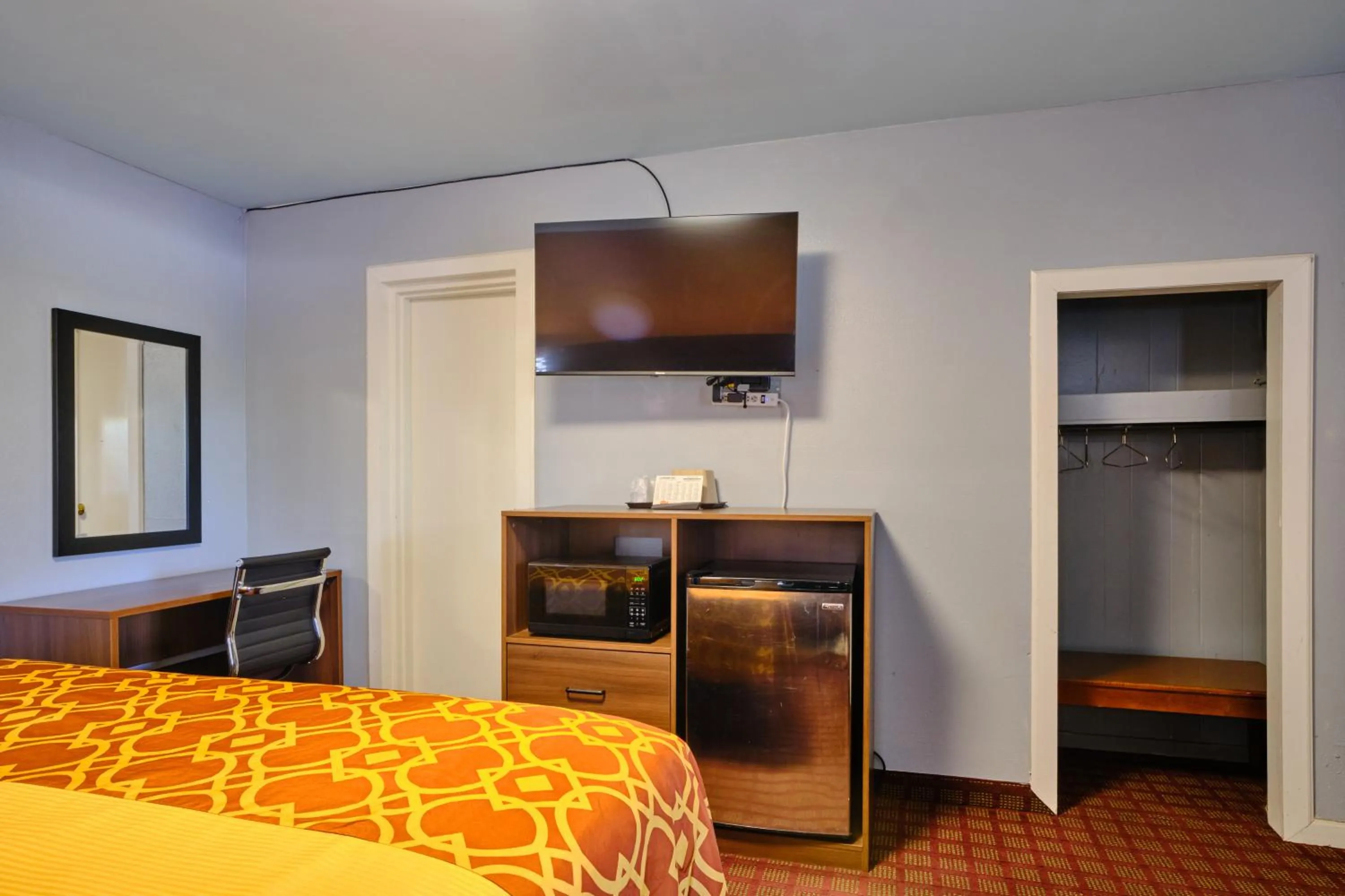 TV and multimedia, Bed in Economy Inn