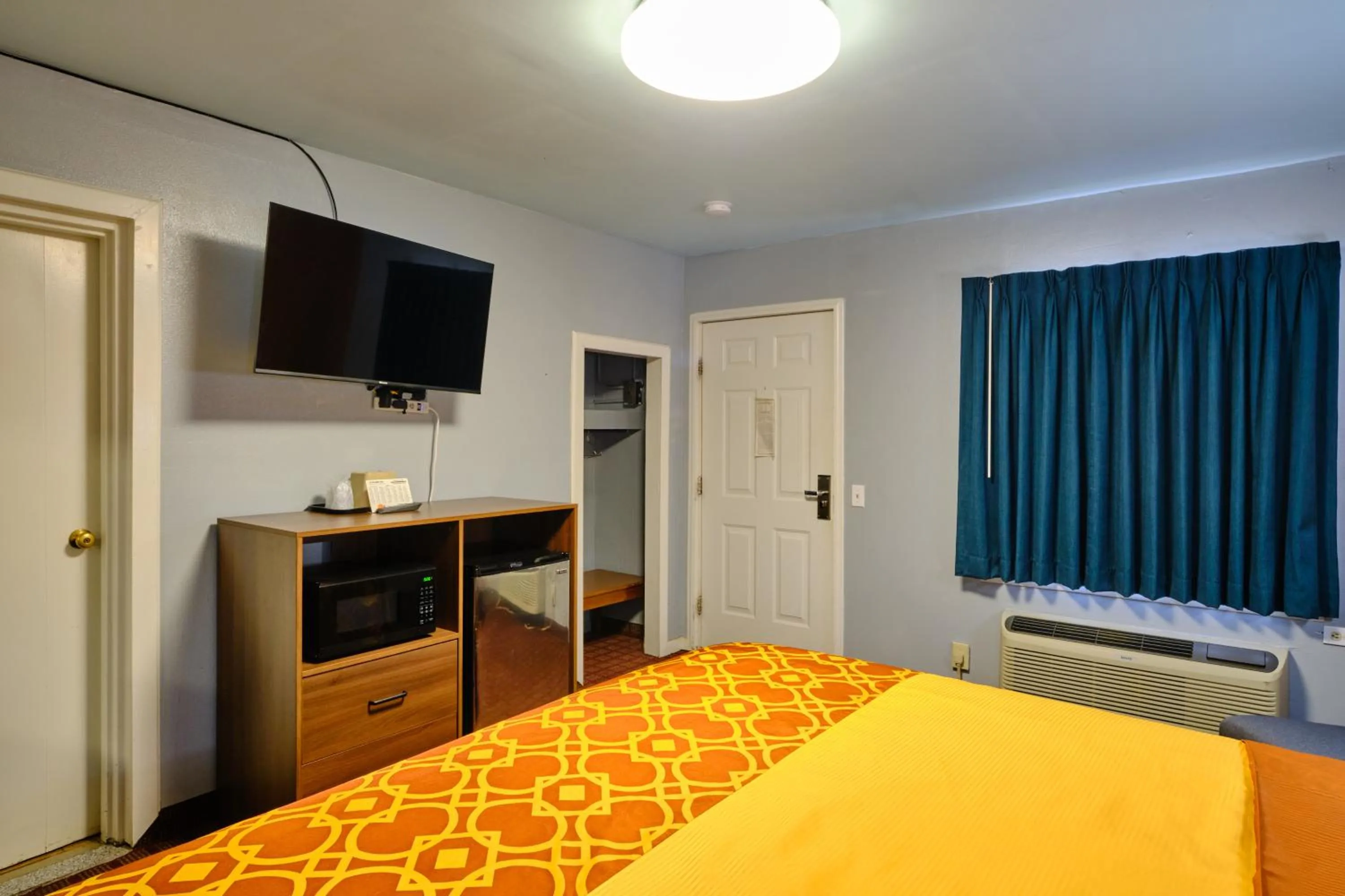 TV and multimedia, Bed in Economy Inn