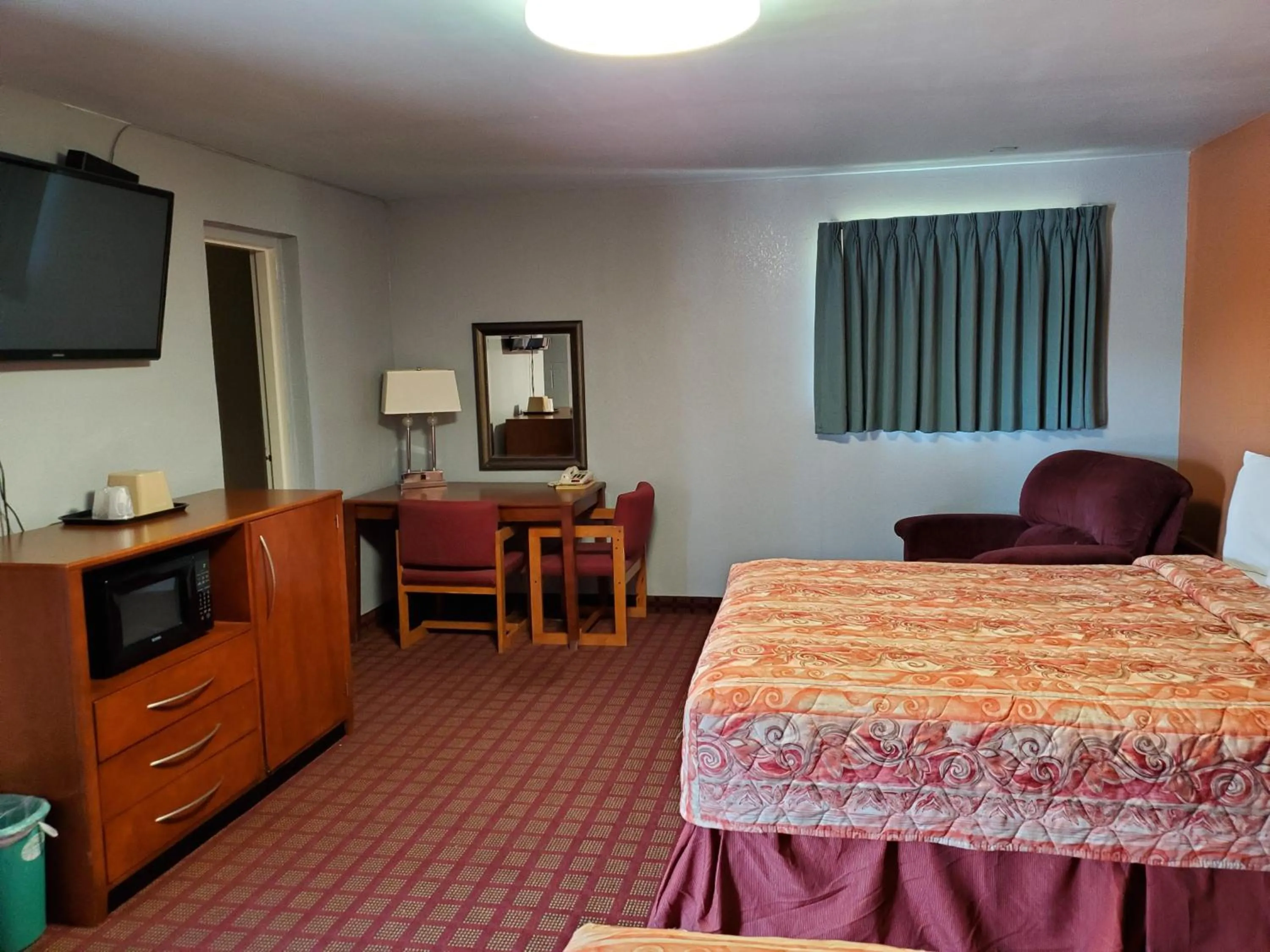 Photo of the whole room, Bed in Economy Inn