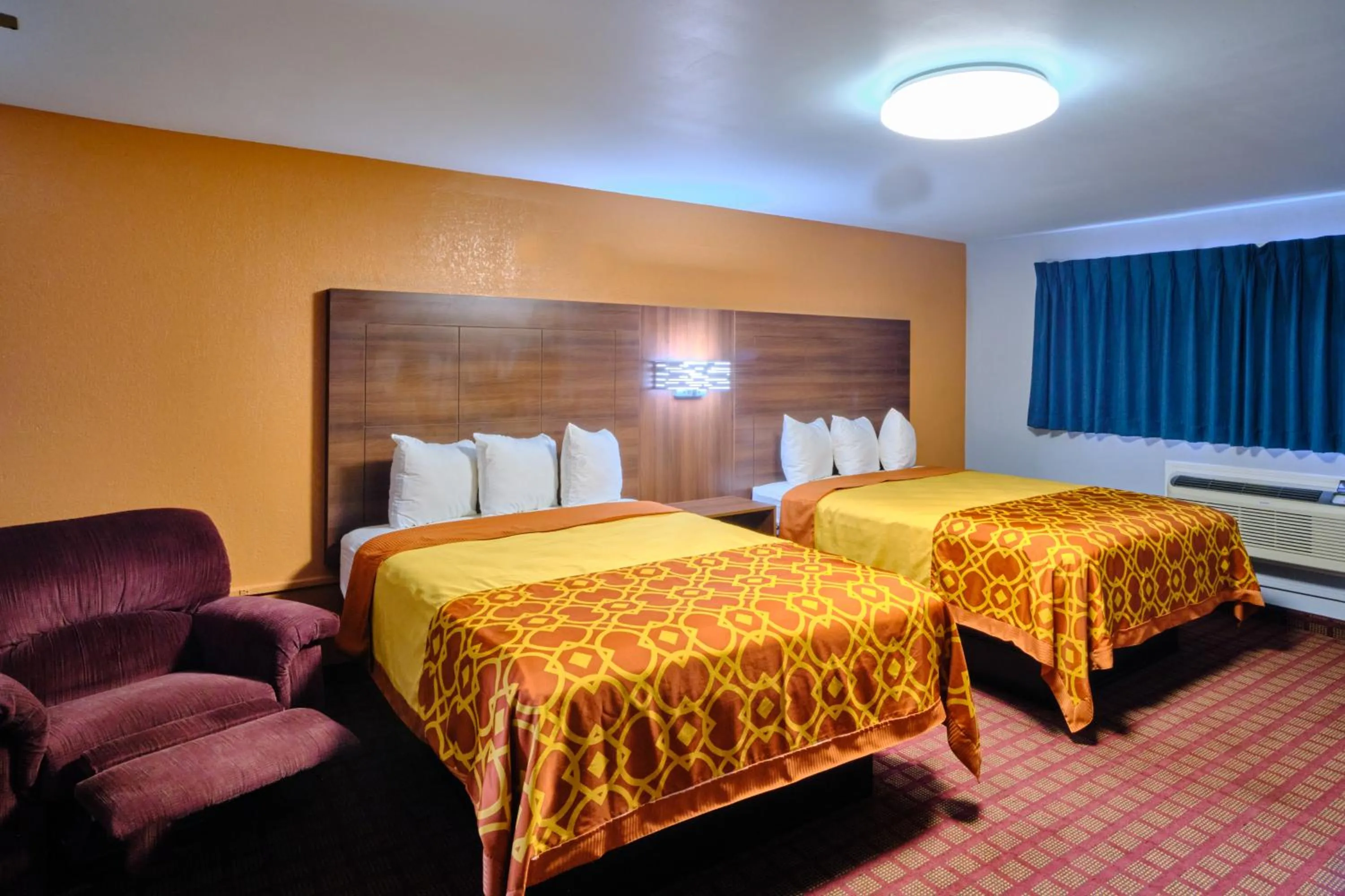 Bedroom, Bed in Economy Inn