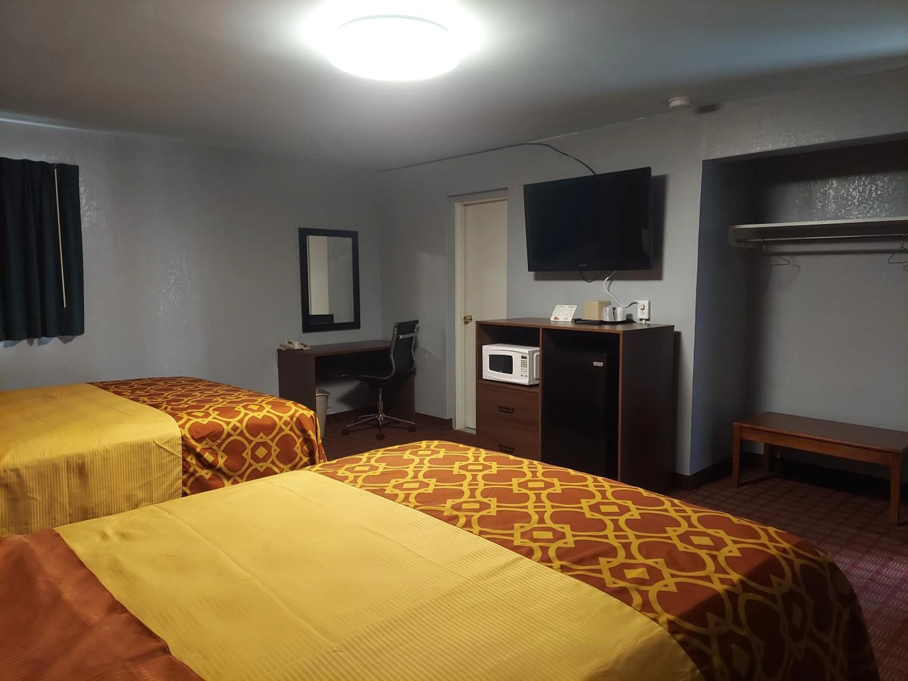 TV and multimedia, Bed in Economy Inn