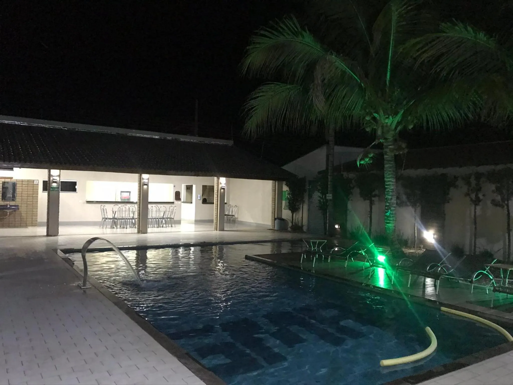 Swimming pool in Emmis Park Hotel