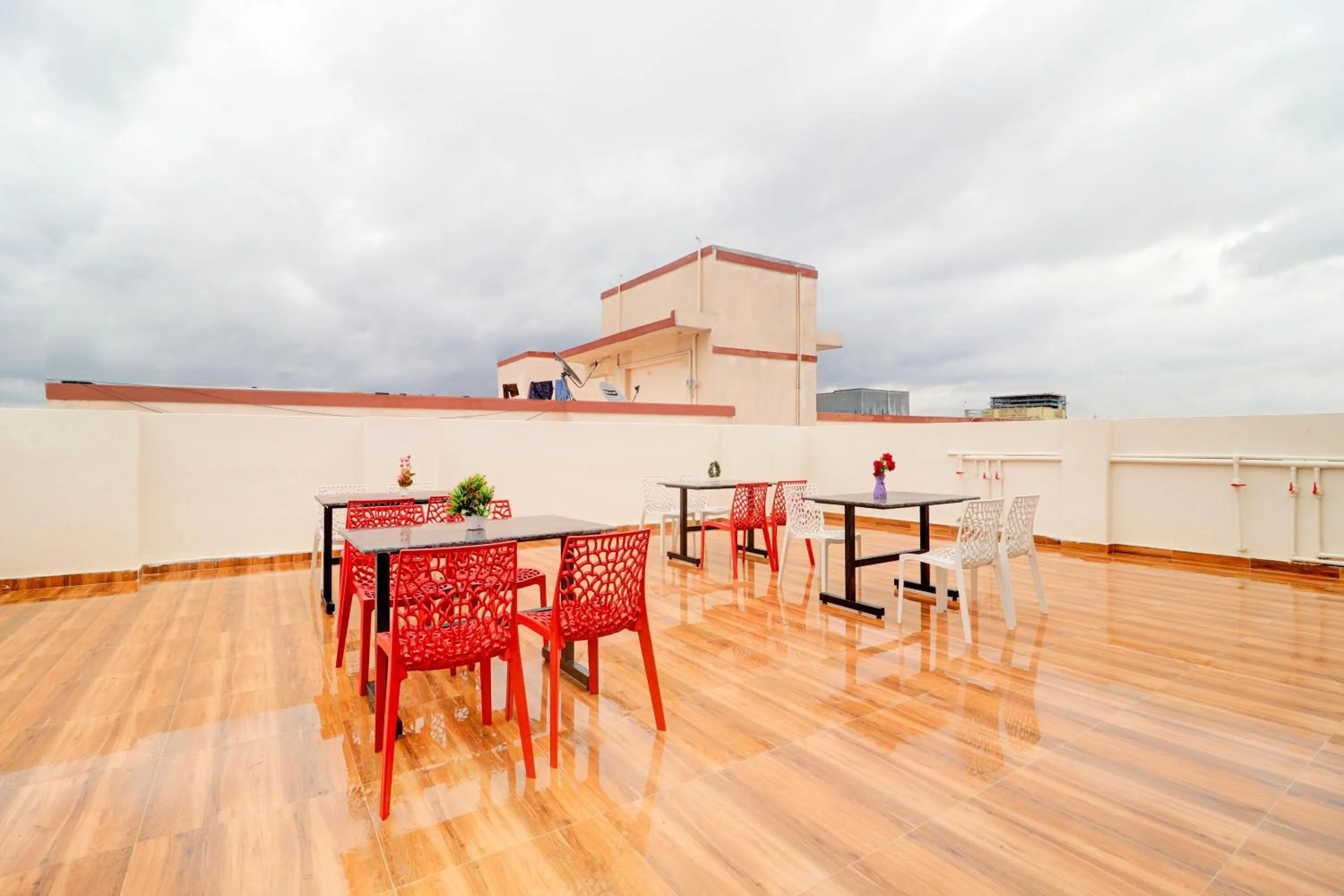 Restaurant/places to eat in Hotel O Prime Time Hotel