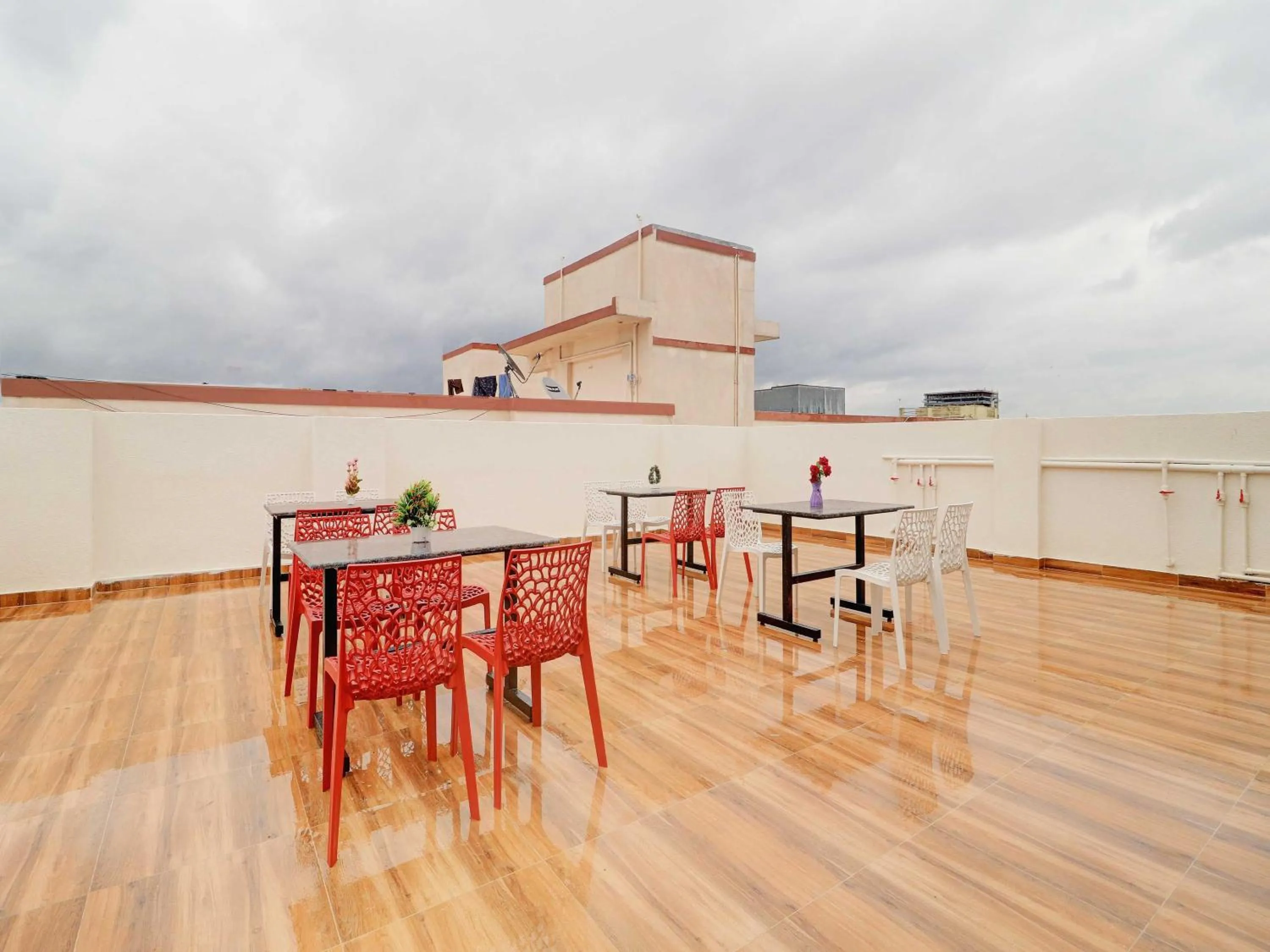 Restaurant/places to eat in Hotel O Prime Time Hotel