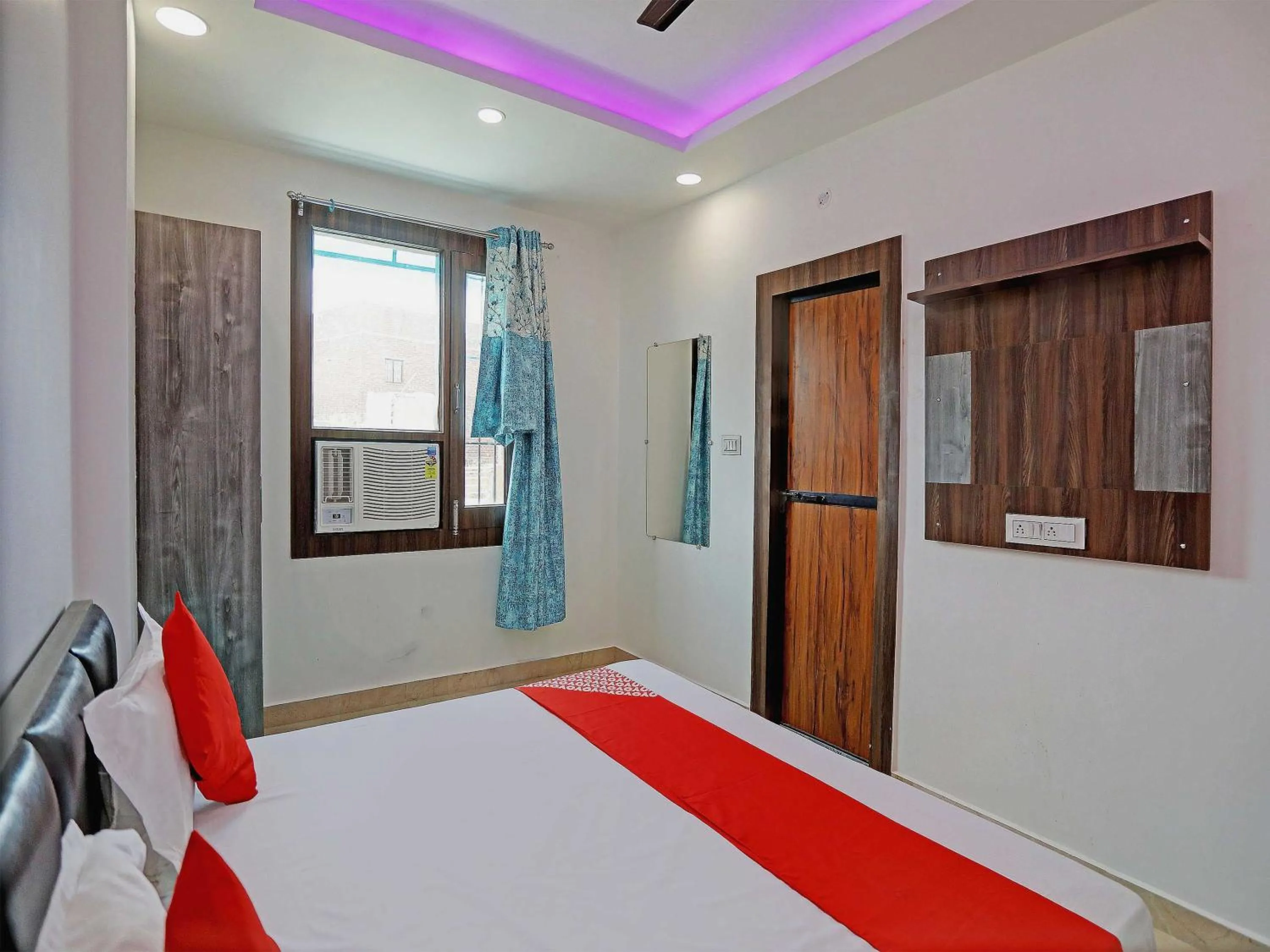 Facade/entrance, Bed in Hotel O by OYO Royal Residency