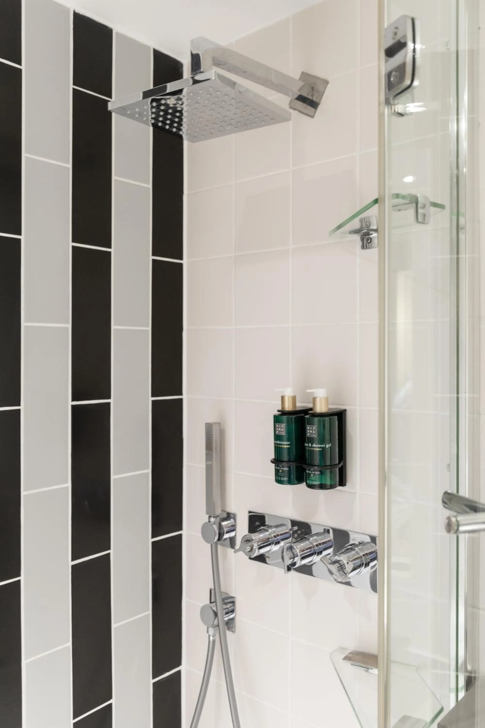 Shower in Best Western Mornington Hotel Hyde Park