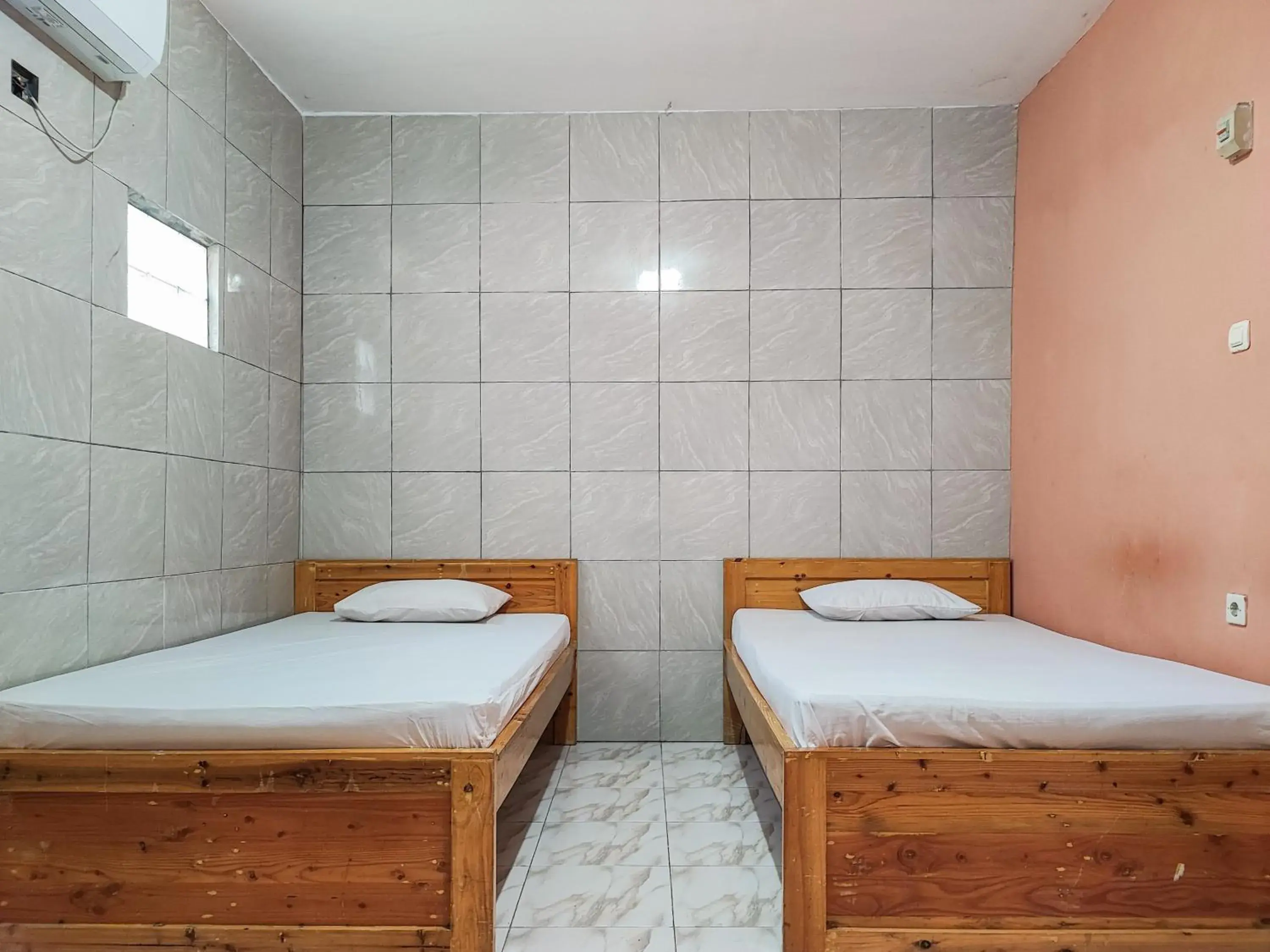 Standard Twin Room in Reddoorz Syariah Near Kantor Gubernur Jambi Standard Twin Room in Reddoorz Syariah Near Kantor Gubernur Jambi