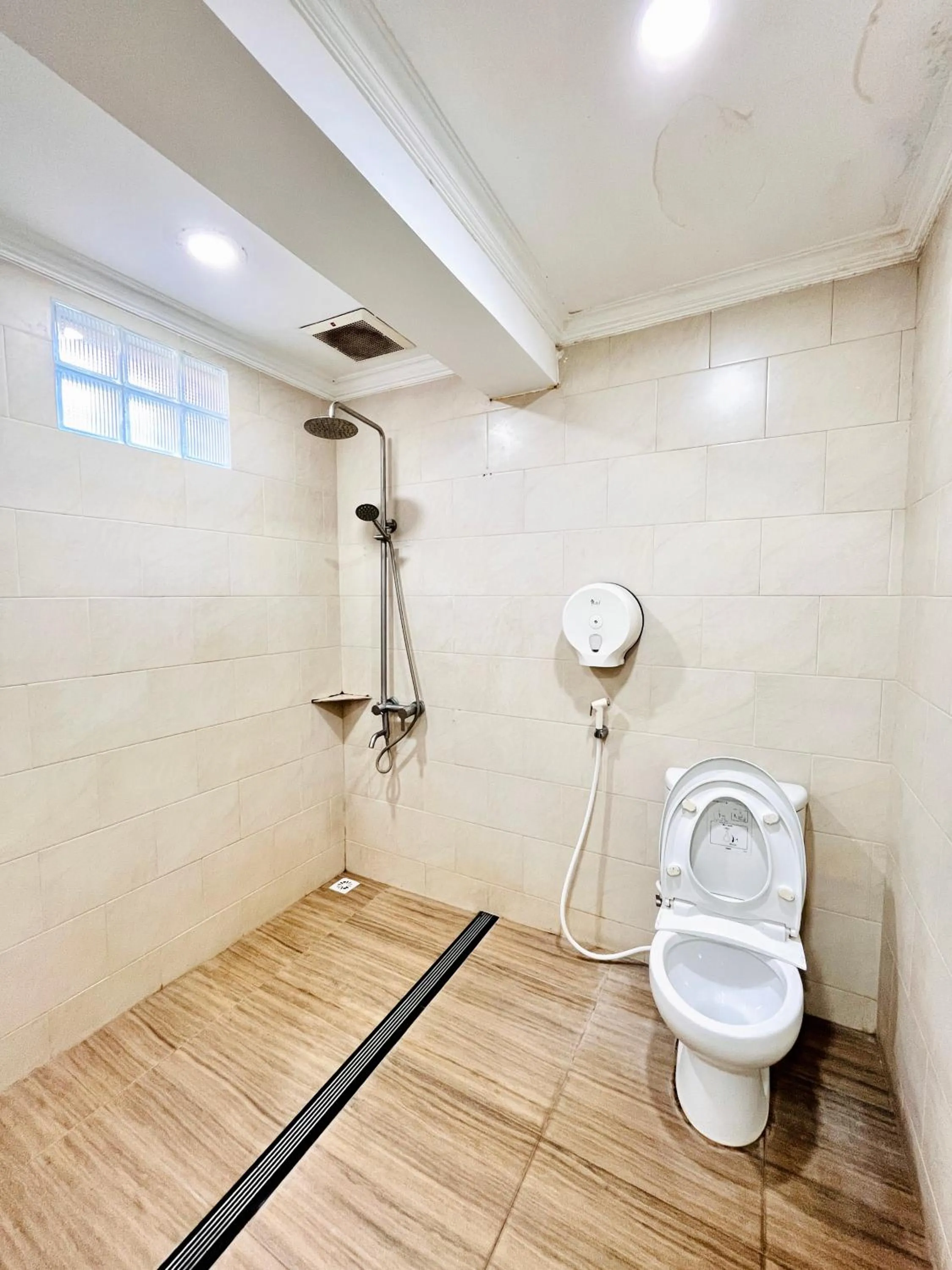 Bathroom in Hotel Pelangi Malang, Kayutangan Heritage