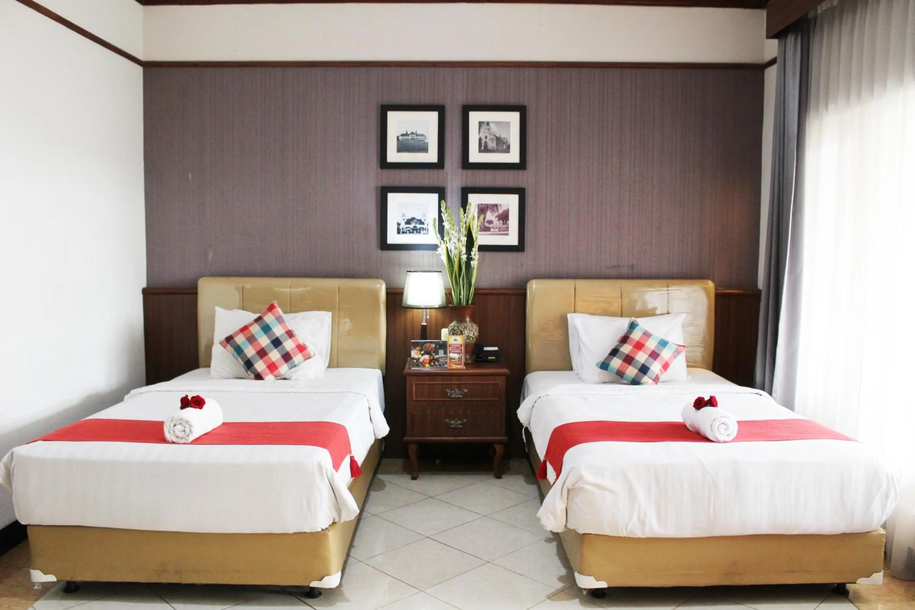 Bed in Hotel Pelangi Malang, Kayutangan Heritage