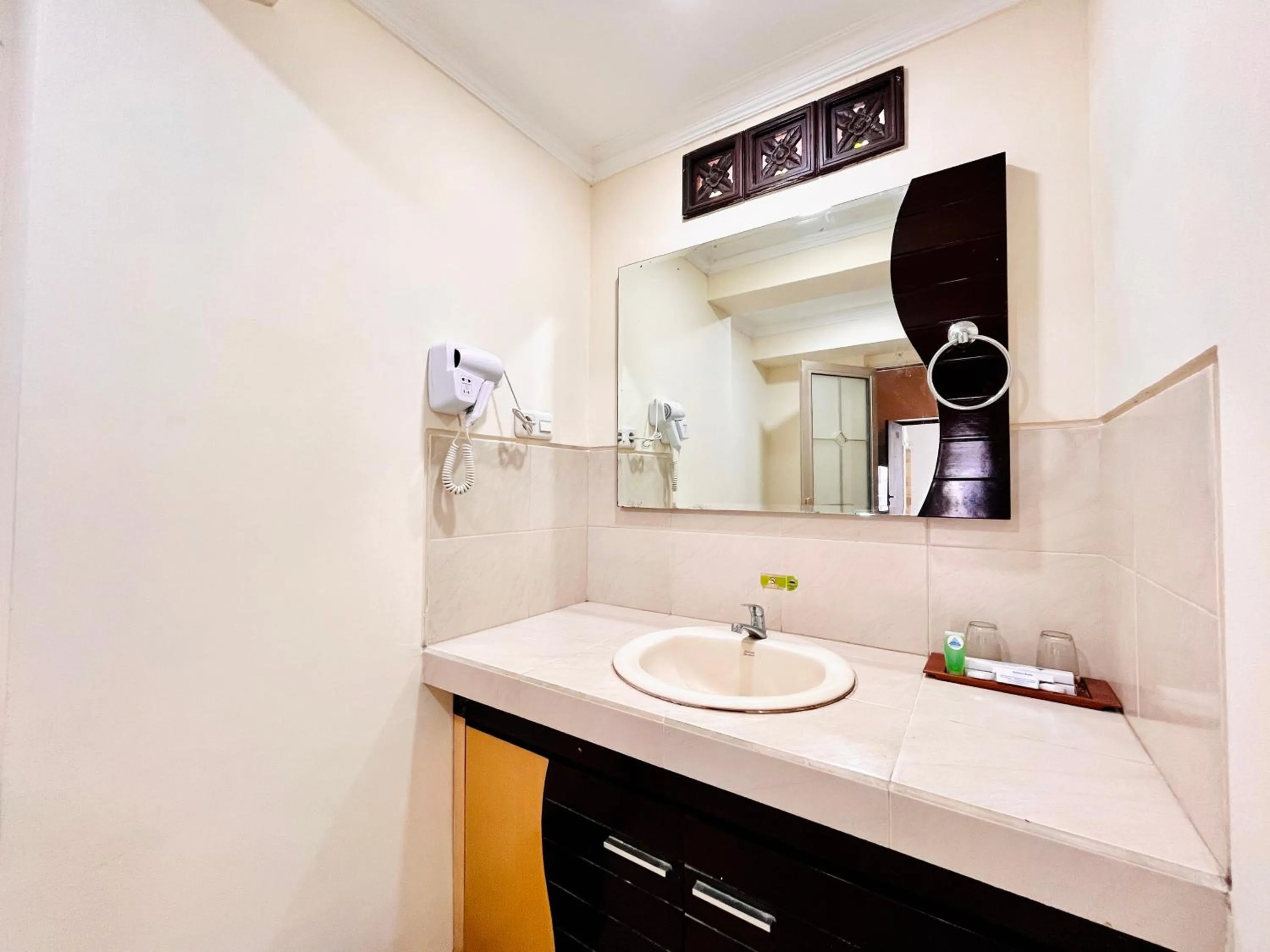 Bathroom in Hotel Pelangi Malang, Kayutangan Heritage