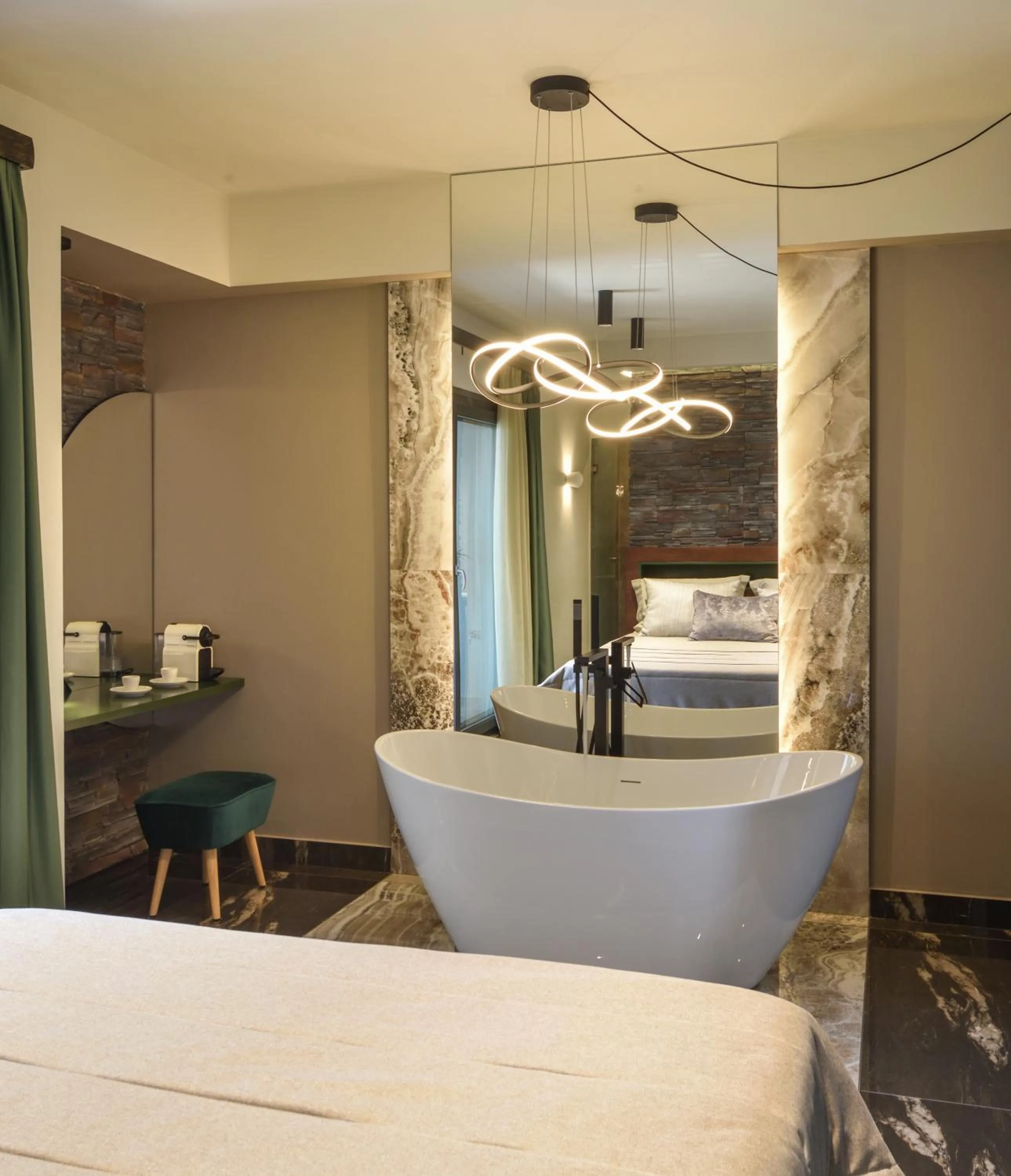 Coffee/tea facilities, Bed in CORYLUS Luxury Rooms & Suites