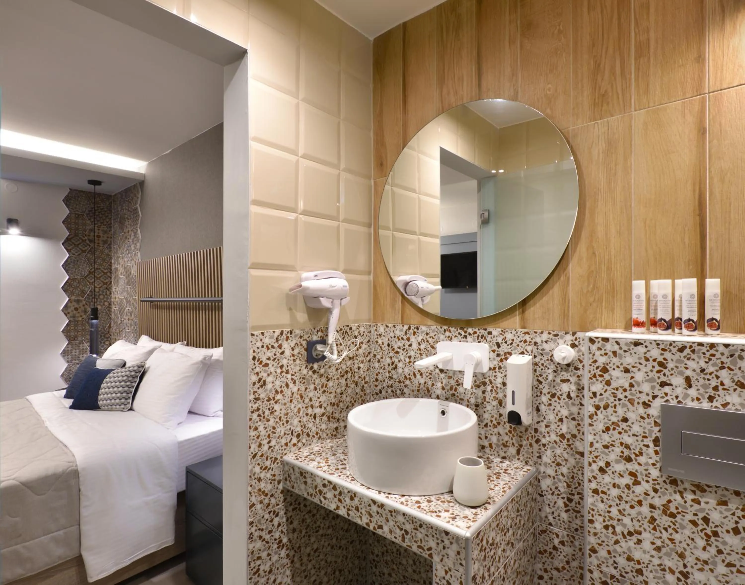 Bathroom, Bed in CORYLUS Luxury Rooms & Suites