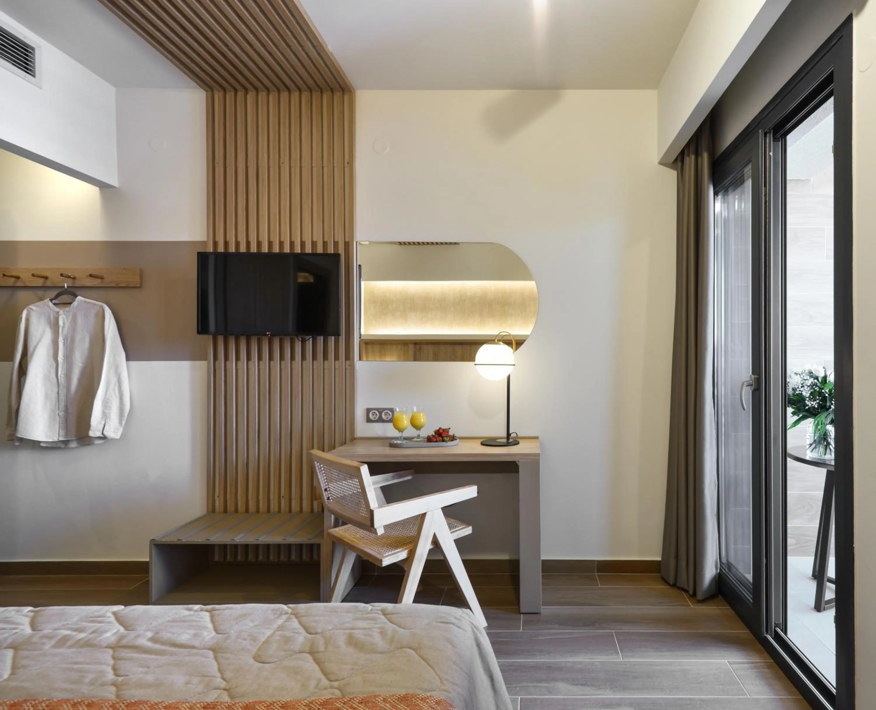 TV and multimedia, Bed in CORYLUS Luxury Rooms & Suites