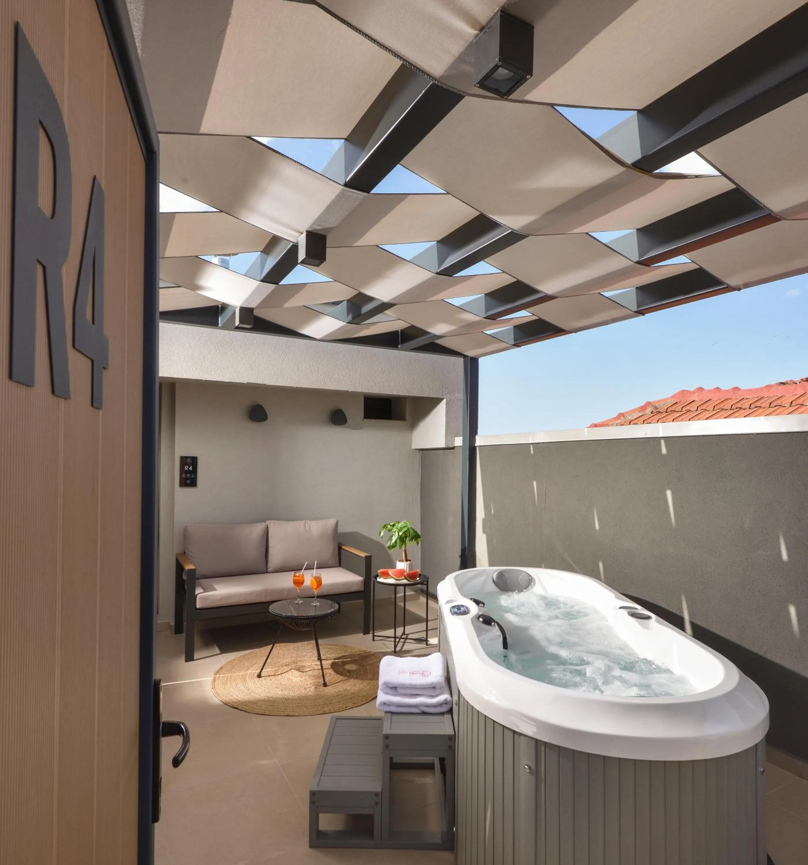 Hot Tub in CORYLUS Luxury Rooms & Suites