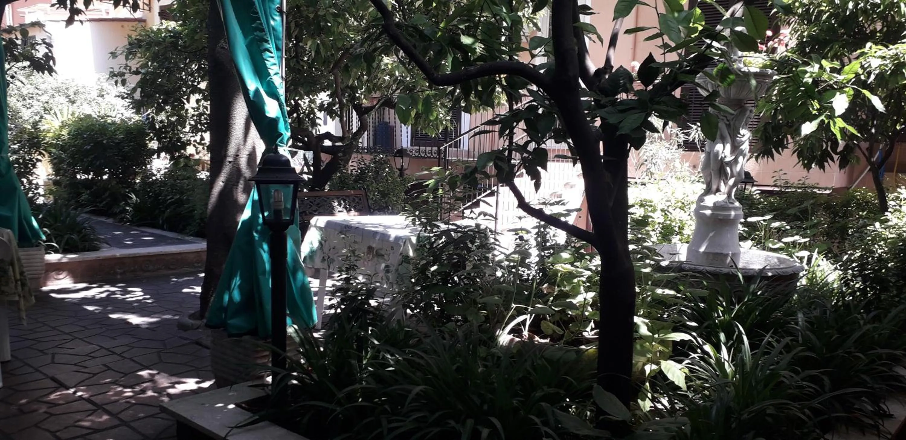 Patio in Gioia Guest House