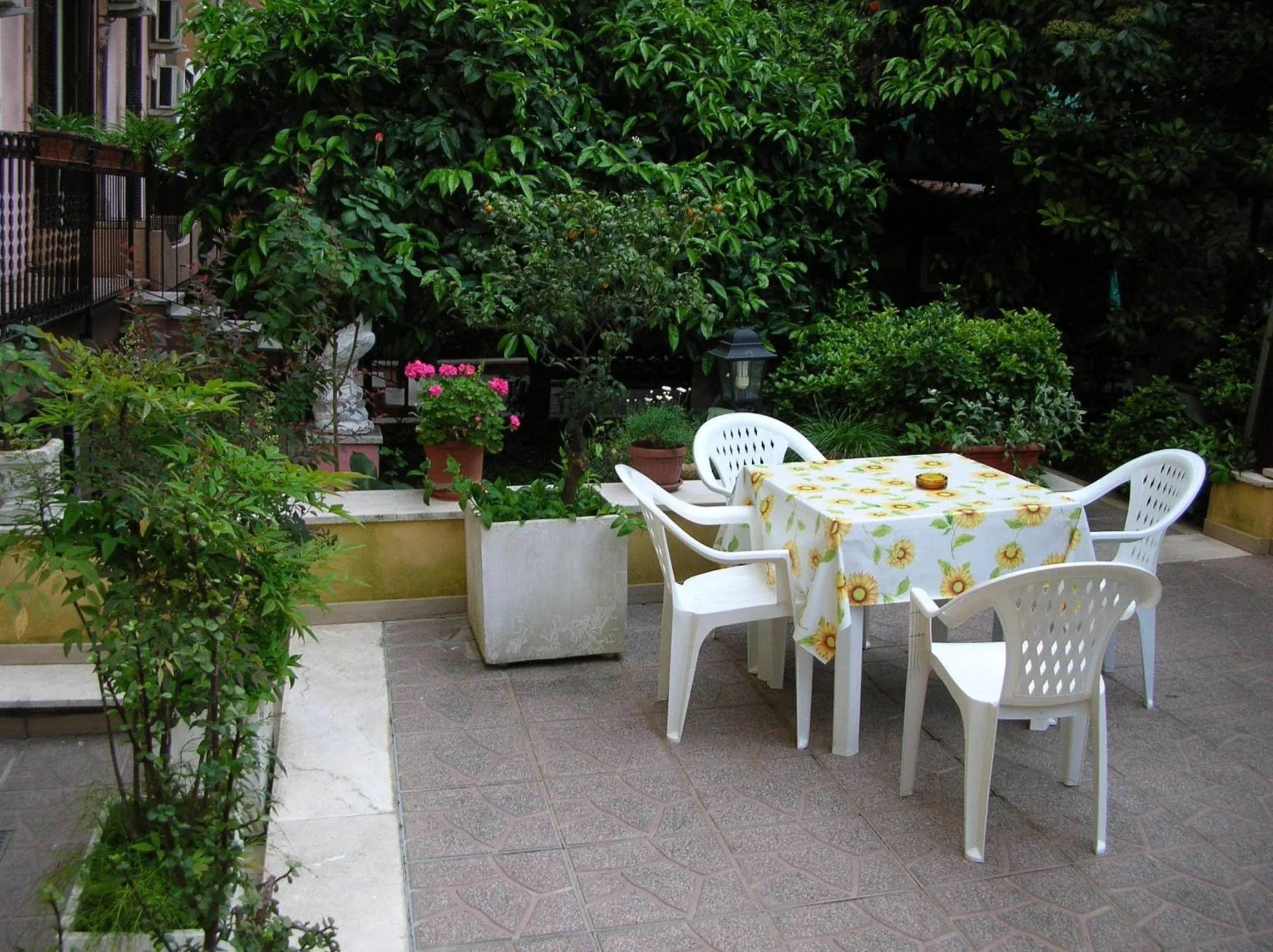 Patio in Gioia Guest House