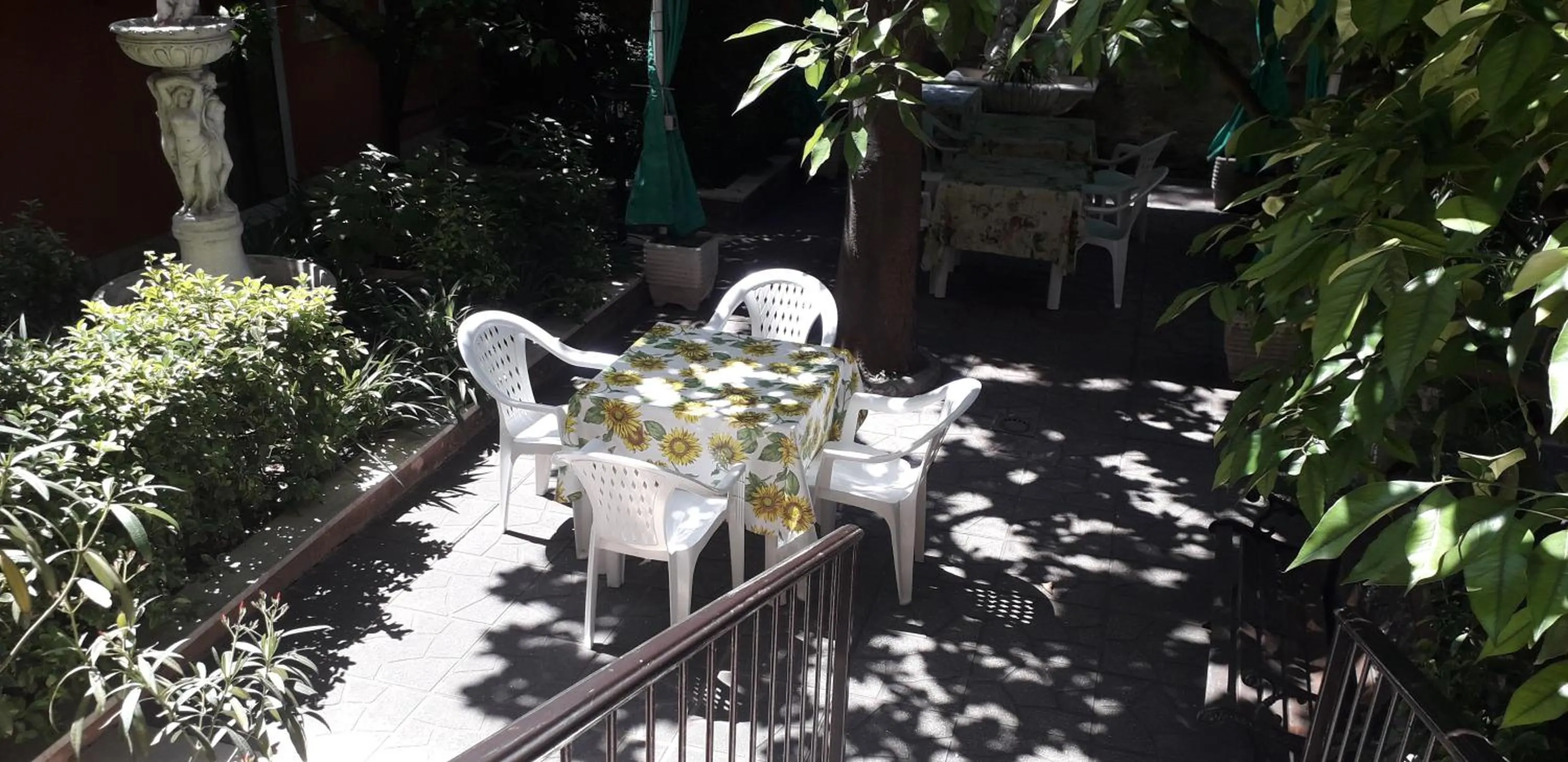 Patio in Gioia Guest House