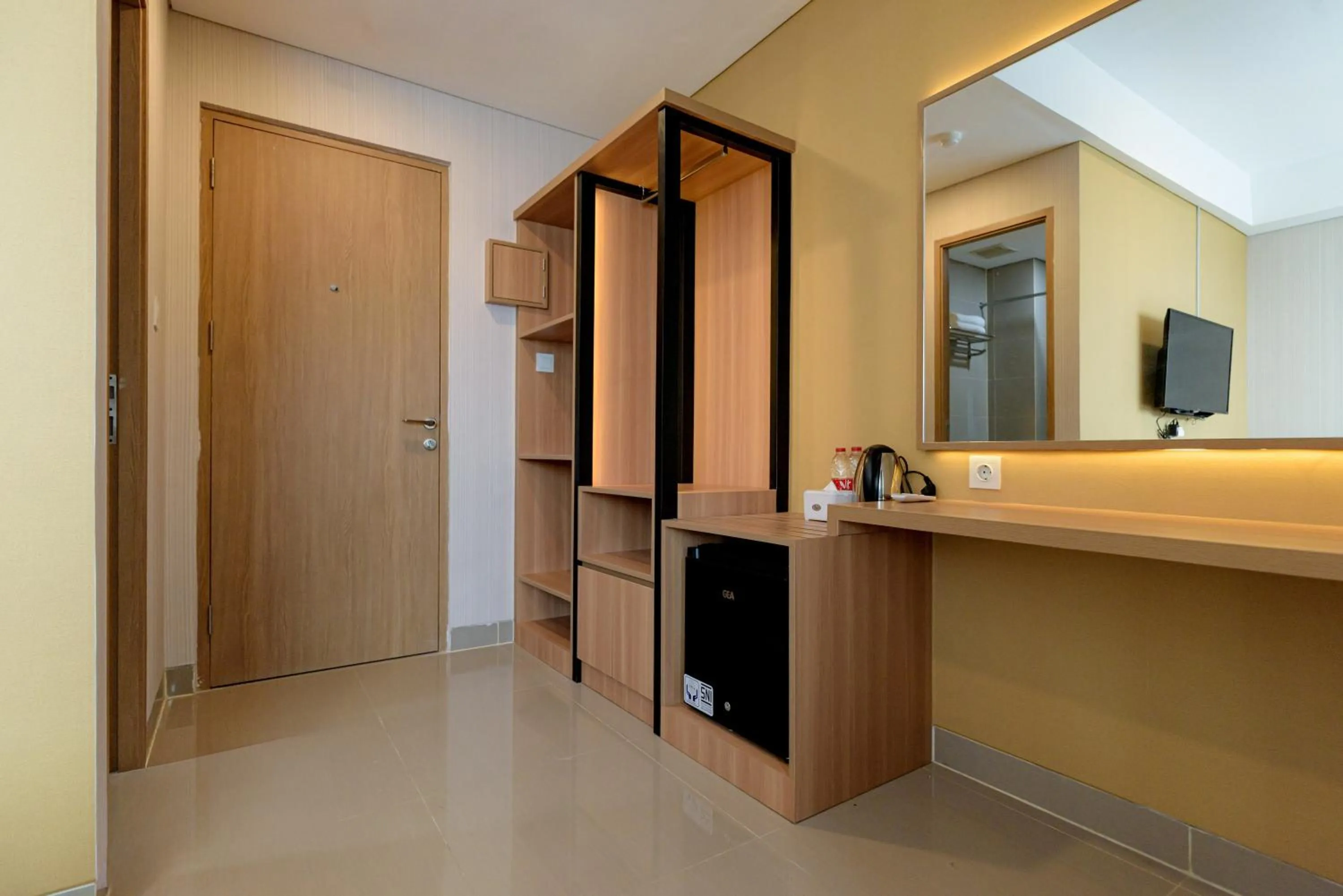 wardrobe in RedLiving Apartemen B Residence BSD - BE Urban Hotel