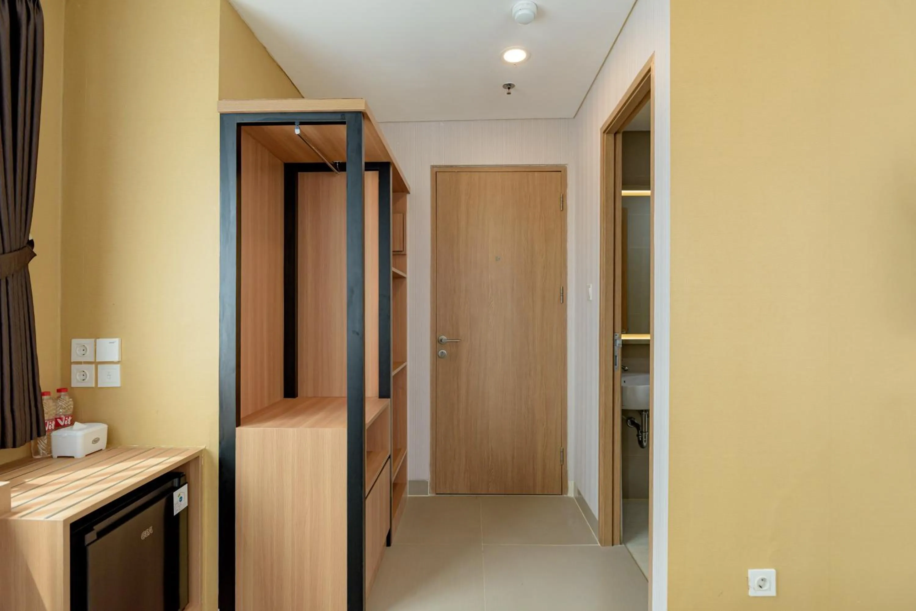 wardrobe in RedLiving Apartemen B Residence BSD - BE Urban Hotel